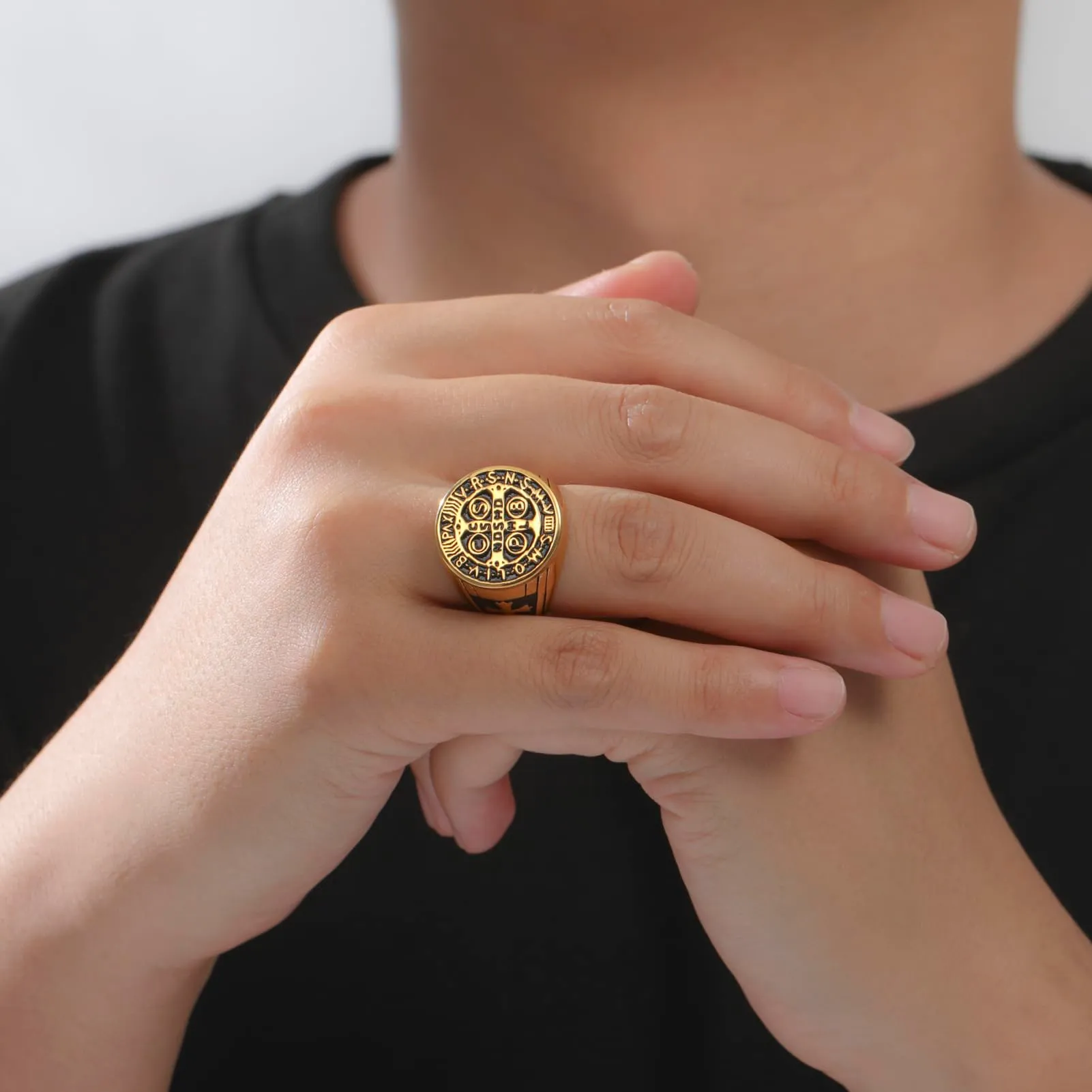 Amaxer San Benedetto di Nursia Anello con sigillo per uomo San Benedetto Esorcismo Cattolico Croce Romana Protezione Religiosa Anello di Dichiarazione Punk (Oro, 18mm) - immagine 2