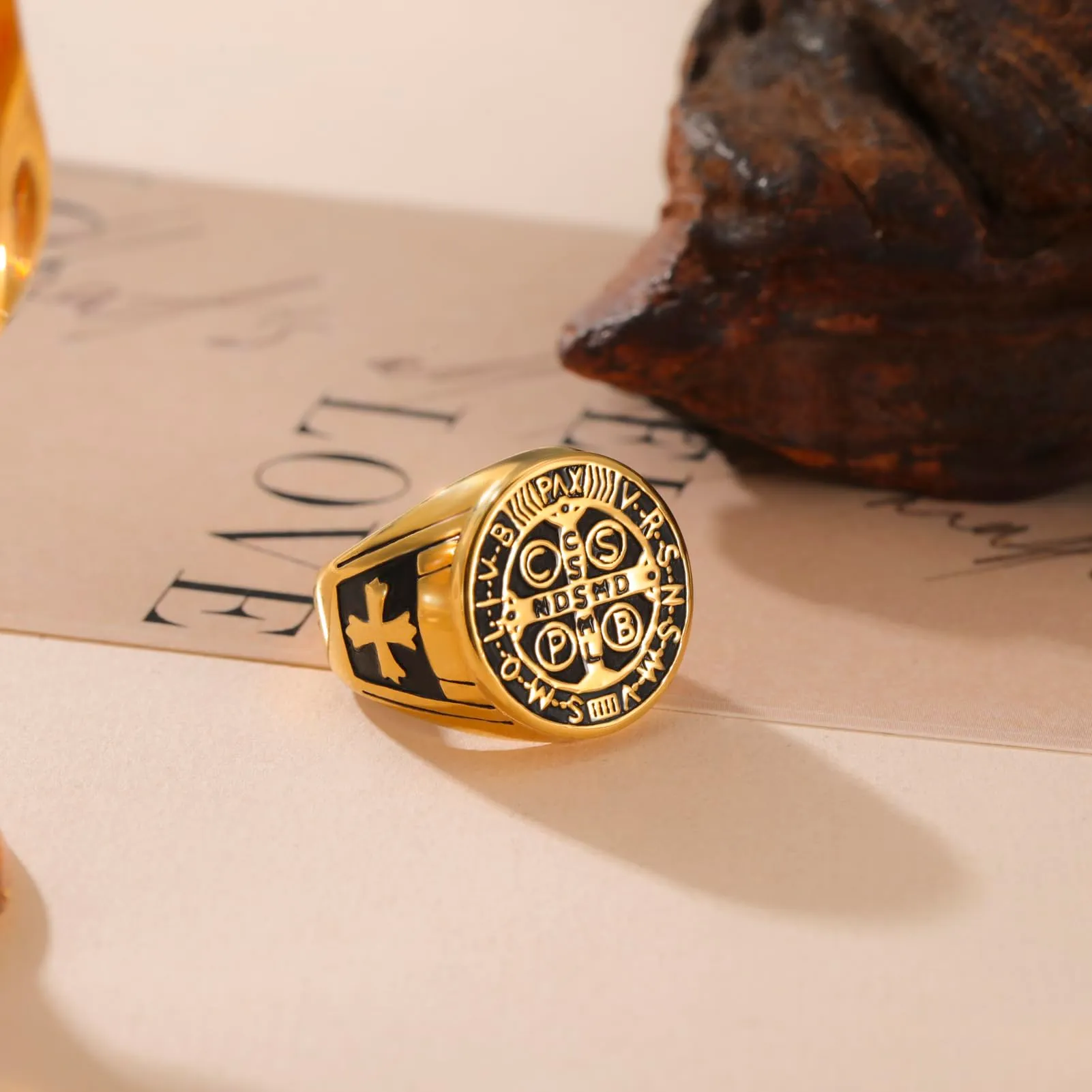 Amaxer San Benedetto di Nursia Anello con sigillo per uomo San Benedetto Esorcismo Cattolico Croce Romana Protezione Religiosa Anello di Dichiarazione Punk (Oro, 18mm) - immagine 3