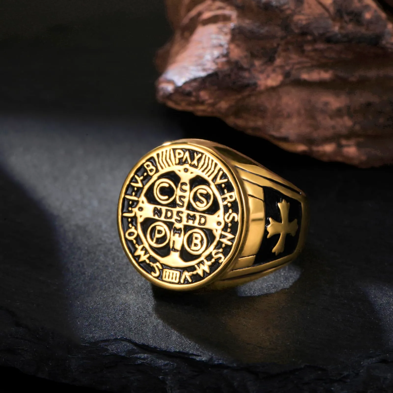 Amaxer San Benedetto di Nursia Anello con sigillo per uomo San Benedetto Esorcismo Cattolico Croce Romana Protezione Religiosa Anello di Dichiarazione Punk (Oro, 21mm) - immagine 7
