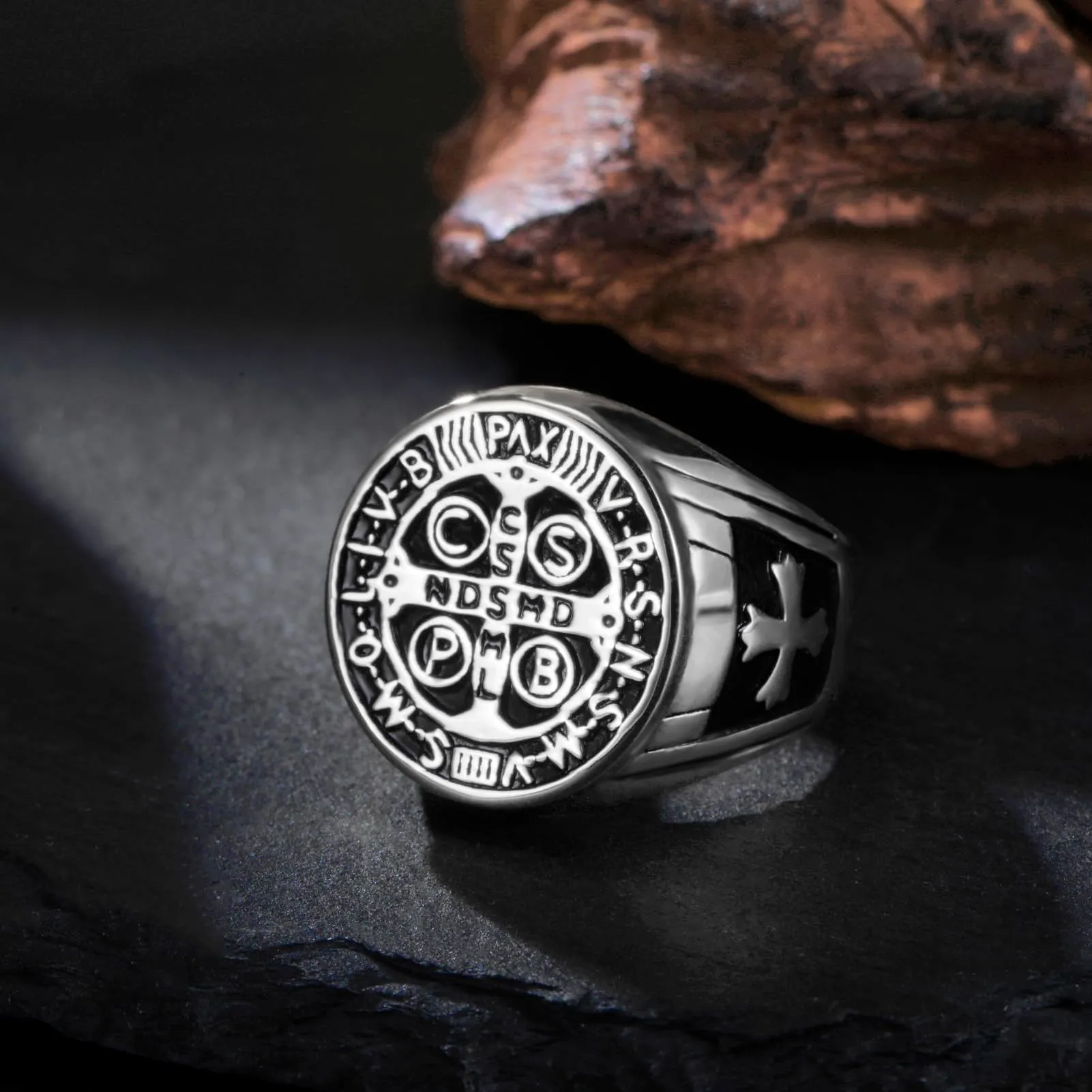 Amaxer San Benedetto di Nursia Anello con sigillo per uomo San Benedetto Esorcismo Cattolico Croce Romana Protezione Religiosa Anello di Dichiarazione Punk (Argento, 19mm) - immagine 4