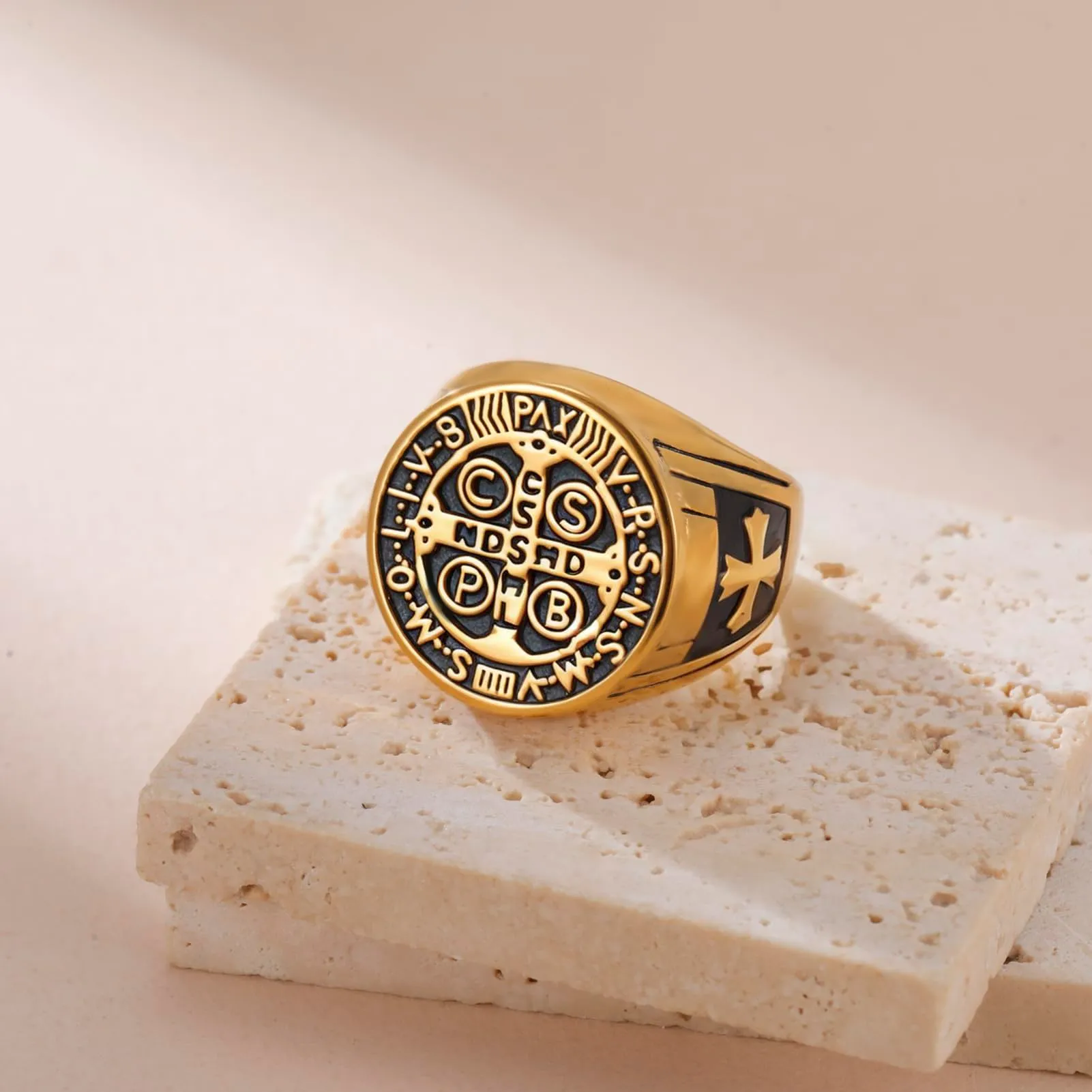 Amaxer San Benedetto di Nursia Anello con sigillo per uomo San Benedetto Esorcismo Cattolico Croce Romana Protezione Religiosa Anello di Dichiarazione Punk (Oro, 22mm) - immagine 8