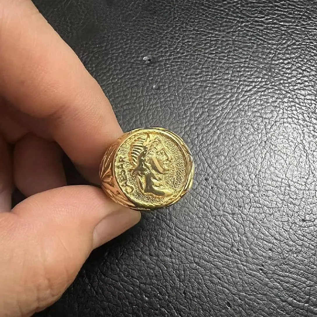Anello da imperatore romano per uomini in oro, anello romano in stile imperiale, gioielli di moda per signori, Acciaio inossidabile, Nessuna pietra preziosa - immagine 2