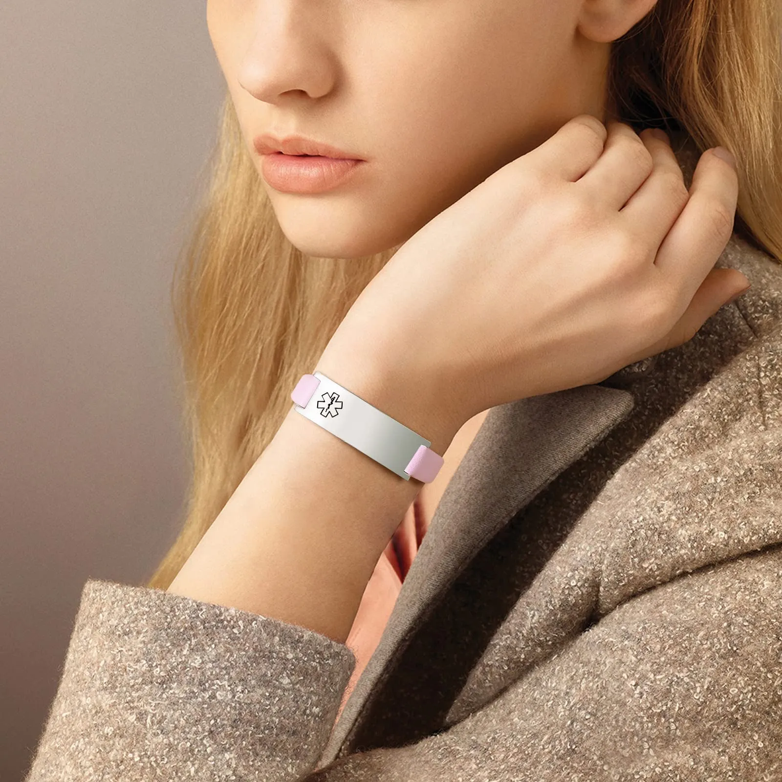 Vnox Bracciale di Emergenza Medica per Ragazze Bracciale Personalizzato: Bracciali identificativi in ​​Pelle Personalizzati Incisione Bracciale Medico Regolabile in Acciaio Inossidabile da Donna - immagine 3