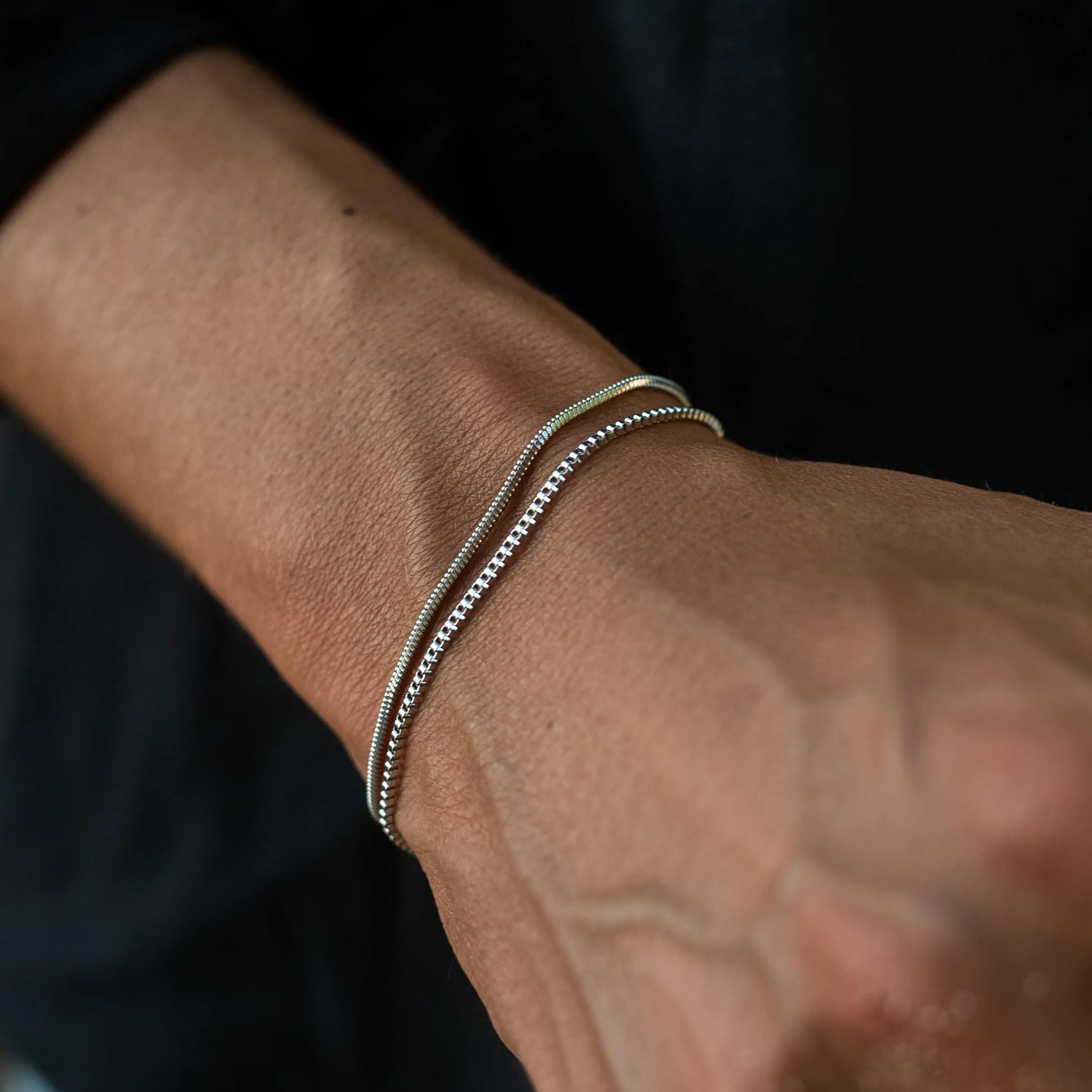 Made by Nami Bracciale in acciaio inox da uomo - Bracciale a catena cubano - Set di 2 braccialetti a catena in argento da uomo (Maglie di catena veneziana e serpente) - immagine 4