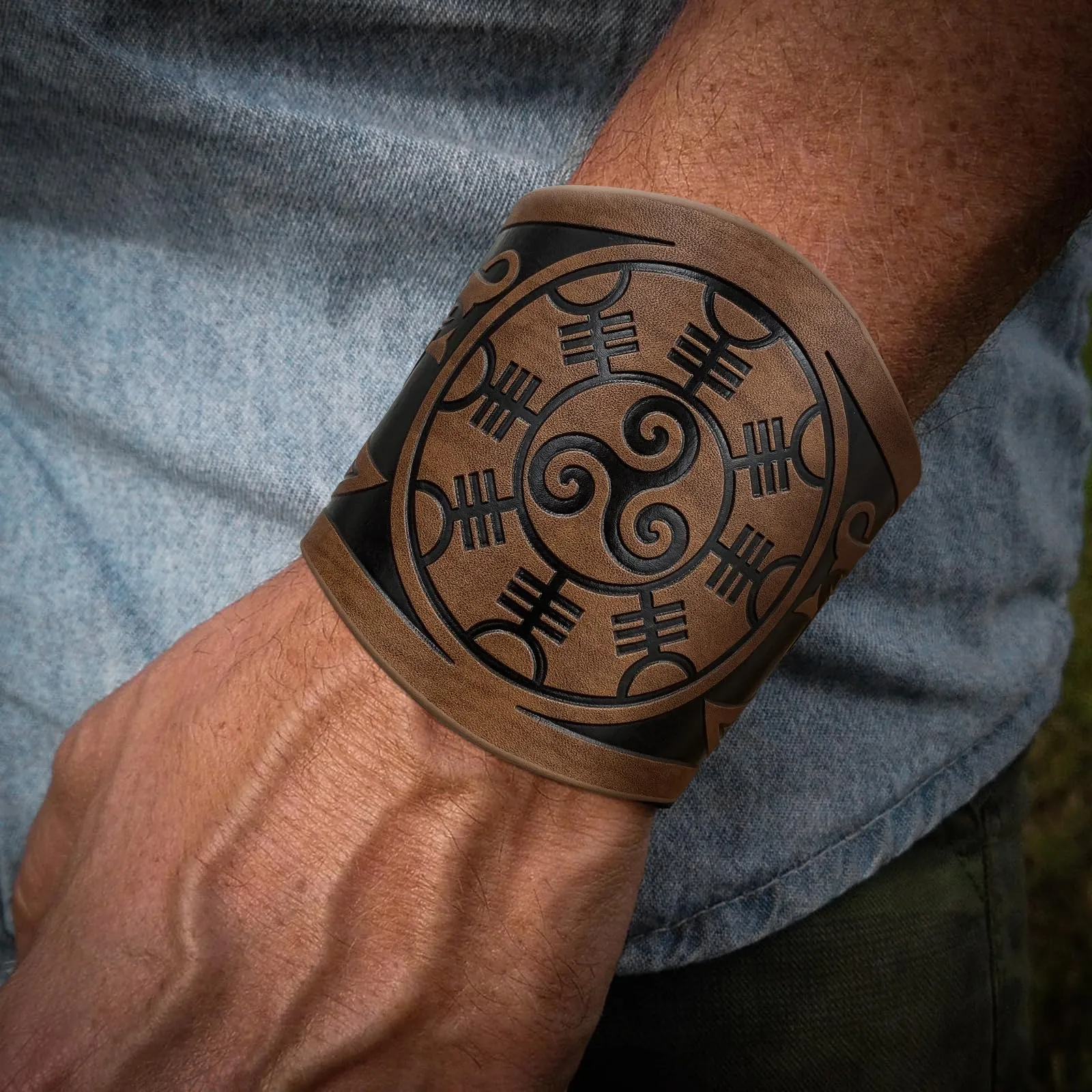 HiiFeuer Bracciale a 2 pezzi in cuoio sintetico con goffratura vichinga, Polsino retrò norreno, Bracciale nordico Mjolnir con motivo Vegvisir. (Vegvisir Marrone) - immagine 2