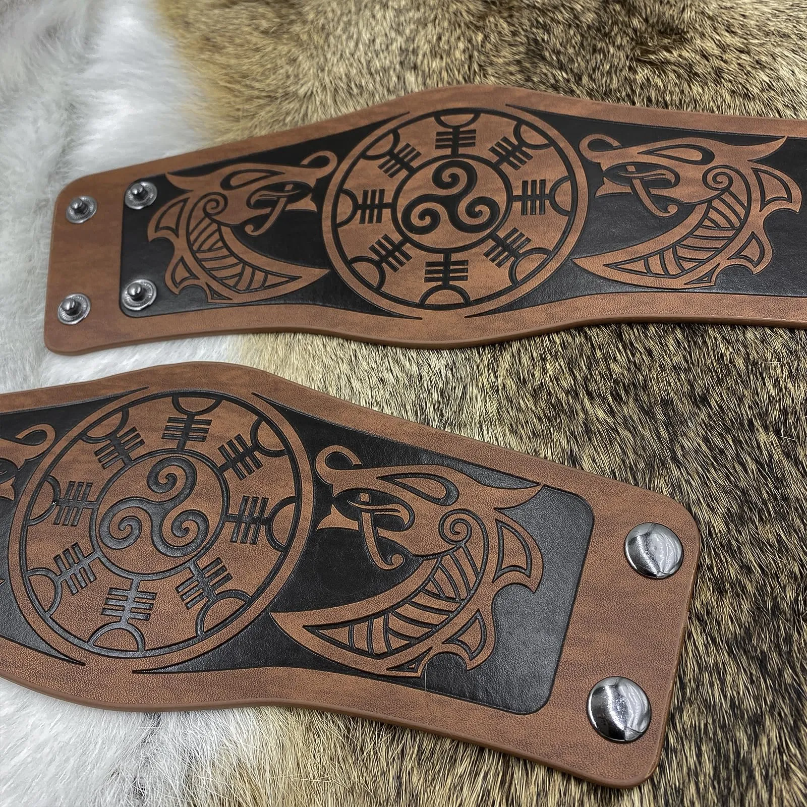 HiiFeuer Bracciale a 2 pezzi in cuoio sintetico con goffratura vichinga, Polsino retrò norreno, Bracciale nordico Mjolnir con motivo Vegvisir. (Vegvisir Marrone) - immagine 4