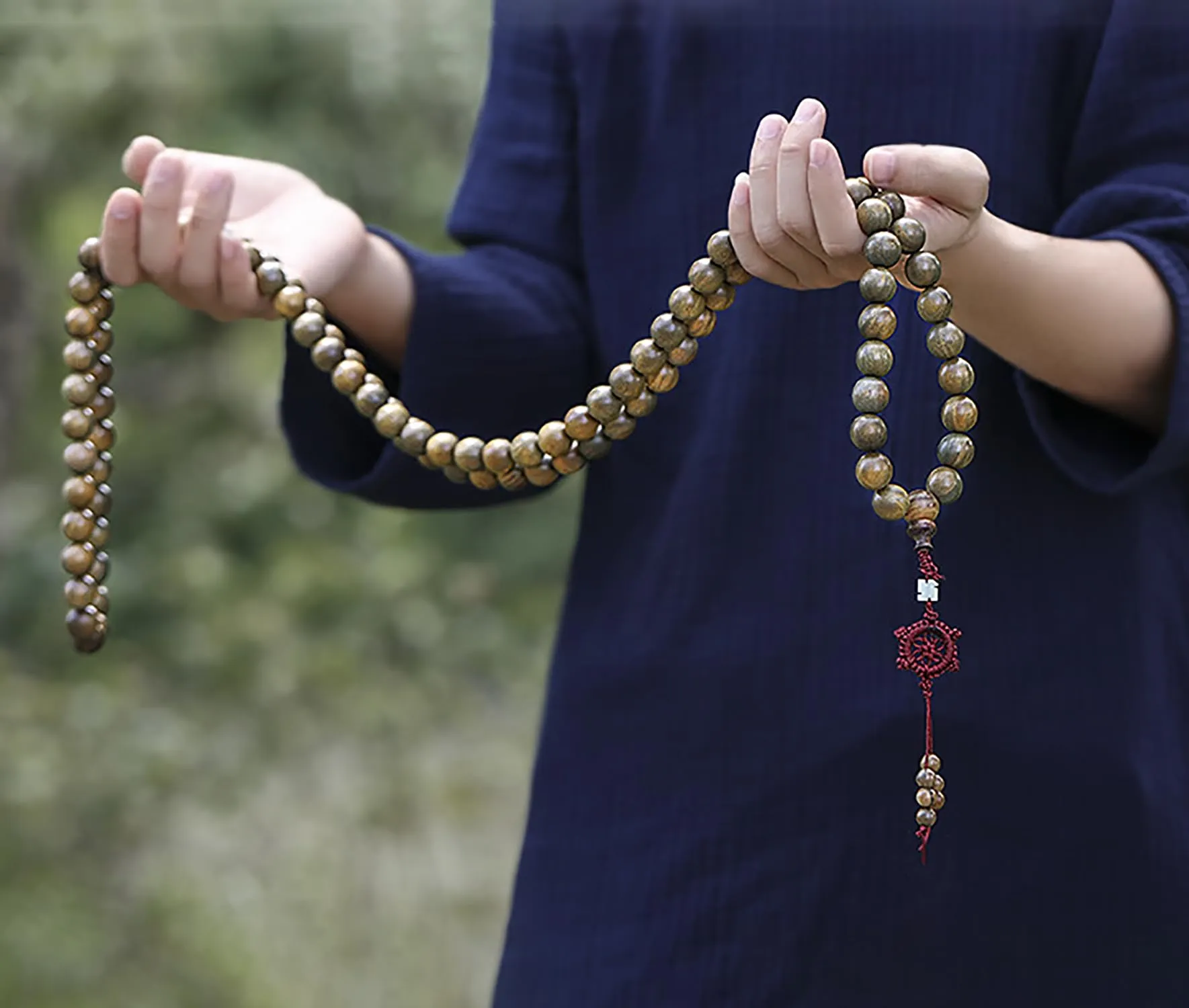 Mansiyuyee Collana con 108 perline Mala in legno di sandalo verde naturale, per preghiera buddista, per meditazione o yoga, Grande, Legno, Non pietra preziosa - immagine 5