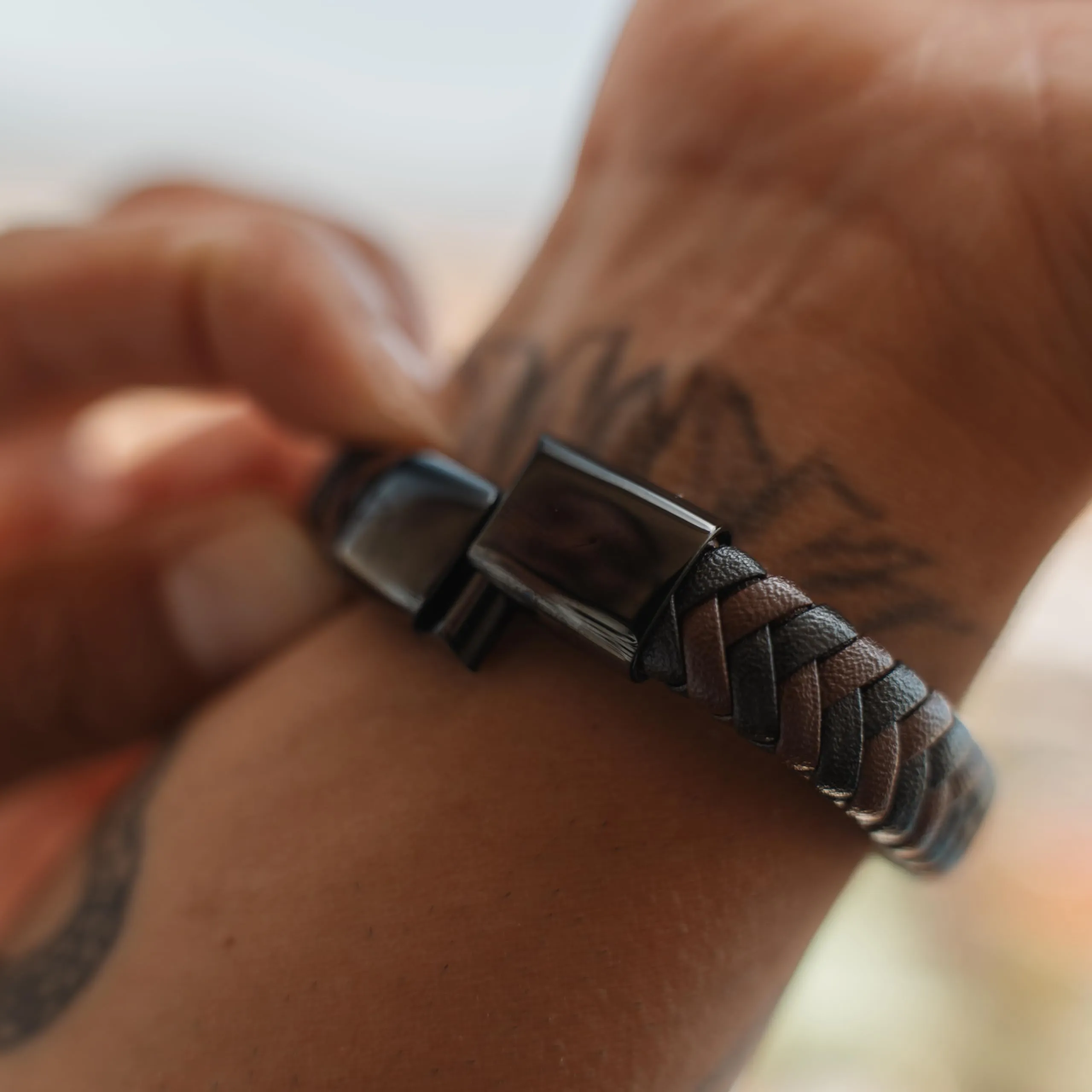 SERASAR Bracciale Uomo Cuoio Braccialetto Pelle Marrone Regalo Figlio 17cm - immagine 4