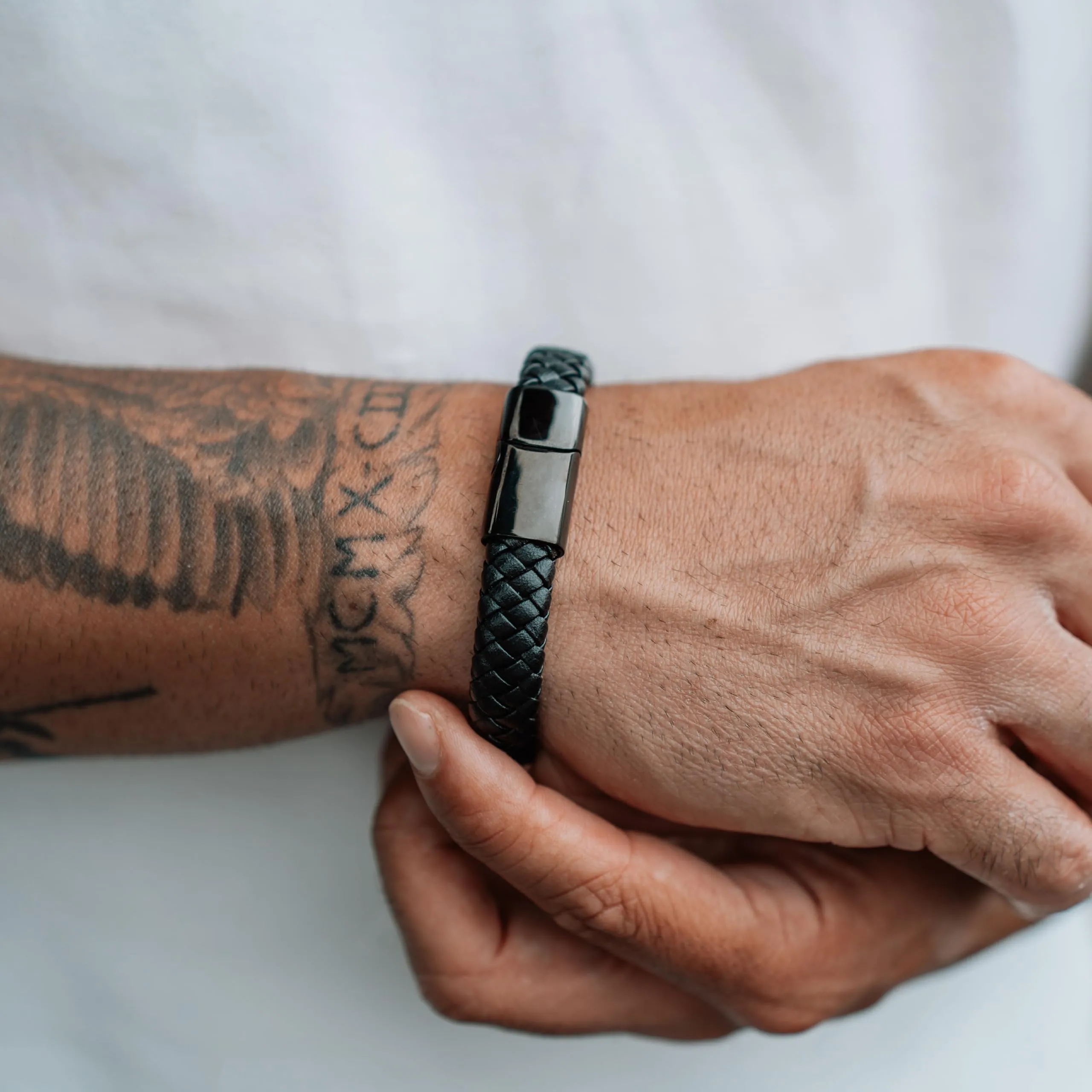 SERASAR Bracciale Uomo Cuoio Braccialetto Pelle Nera Acciaio Regalo 20cm - immagine 4