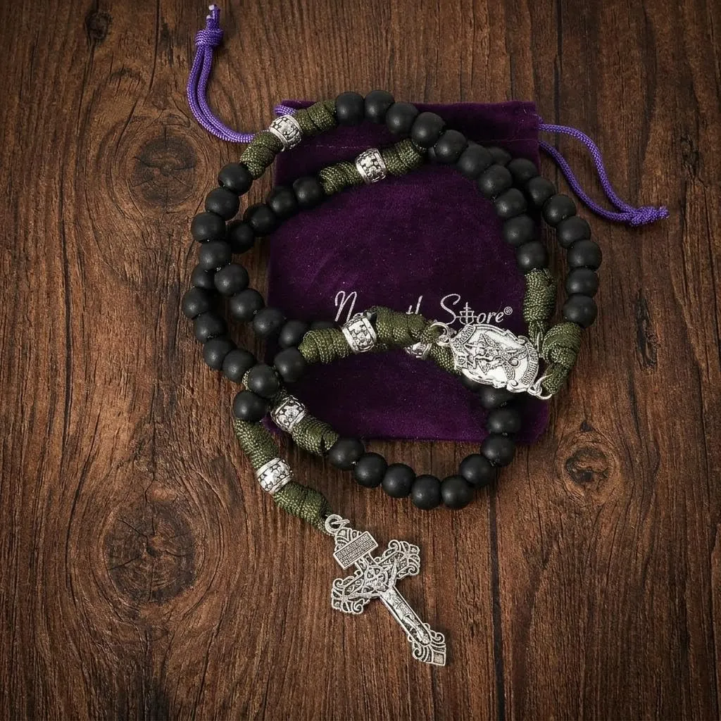 Nazareth Store Rosario in paracord di San Michele collana rosario robusta con cordoncino resistente e crocifisso cattolico del Perdono (Nera) - immagine 2