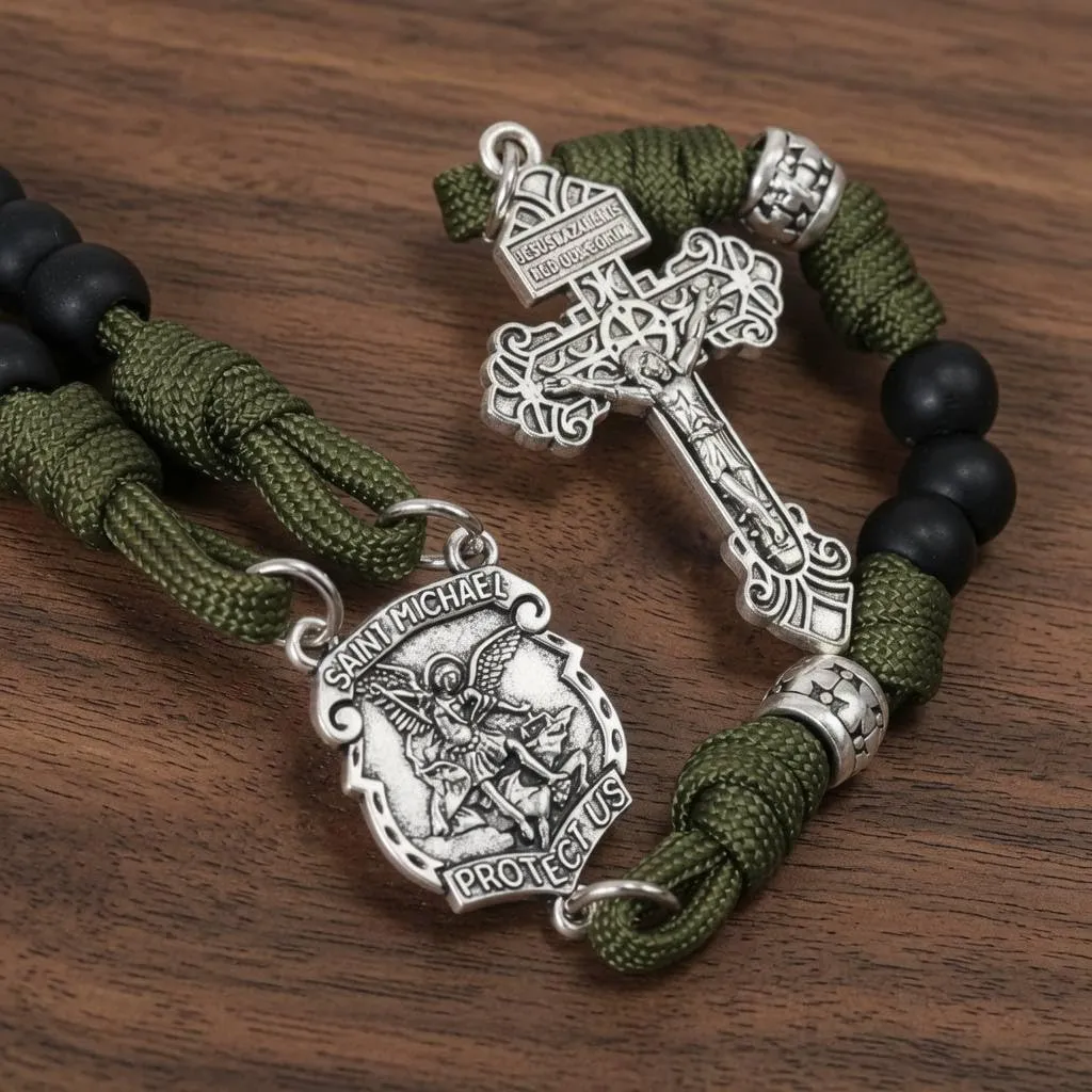 Nazareth Store Rosario in paracord di San Michele collana rosario robusta con cordoncino resistente e crocifisso cattolico del Perdono (Nera) - immagine 3