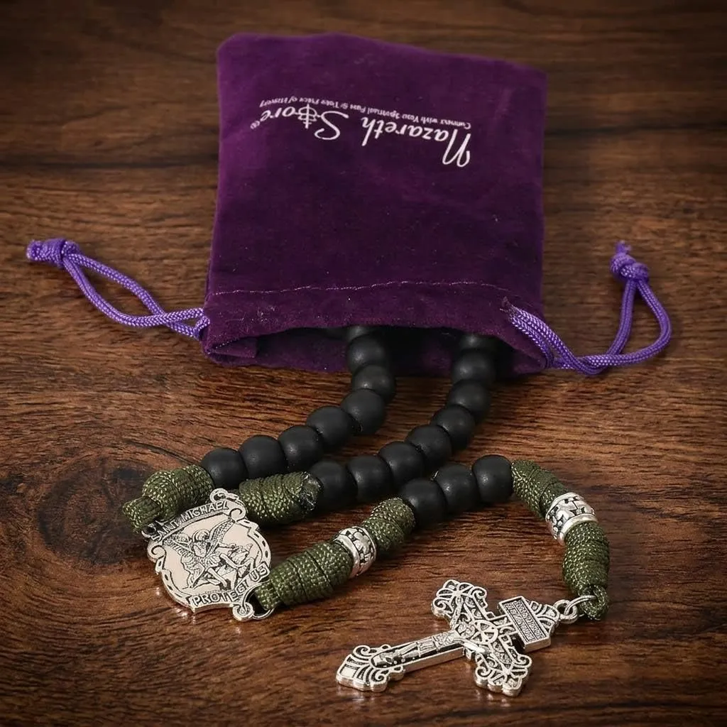 Nazareth Store Rosario in paracord di San Michele collana rosario robusta con cordoncino resistente e crocifisso cattolico del Perdono (Nera) - immagine 5