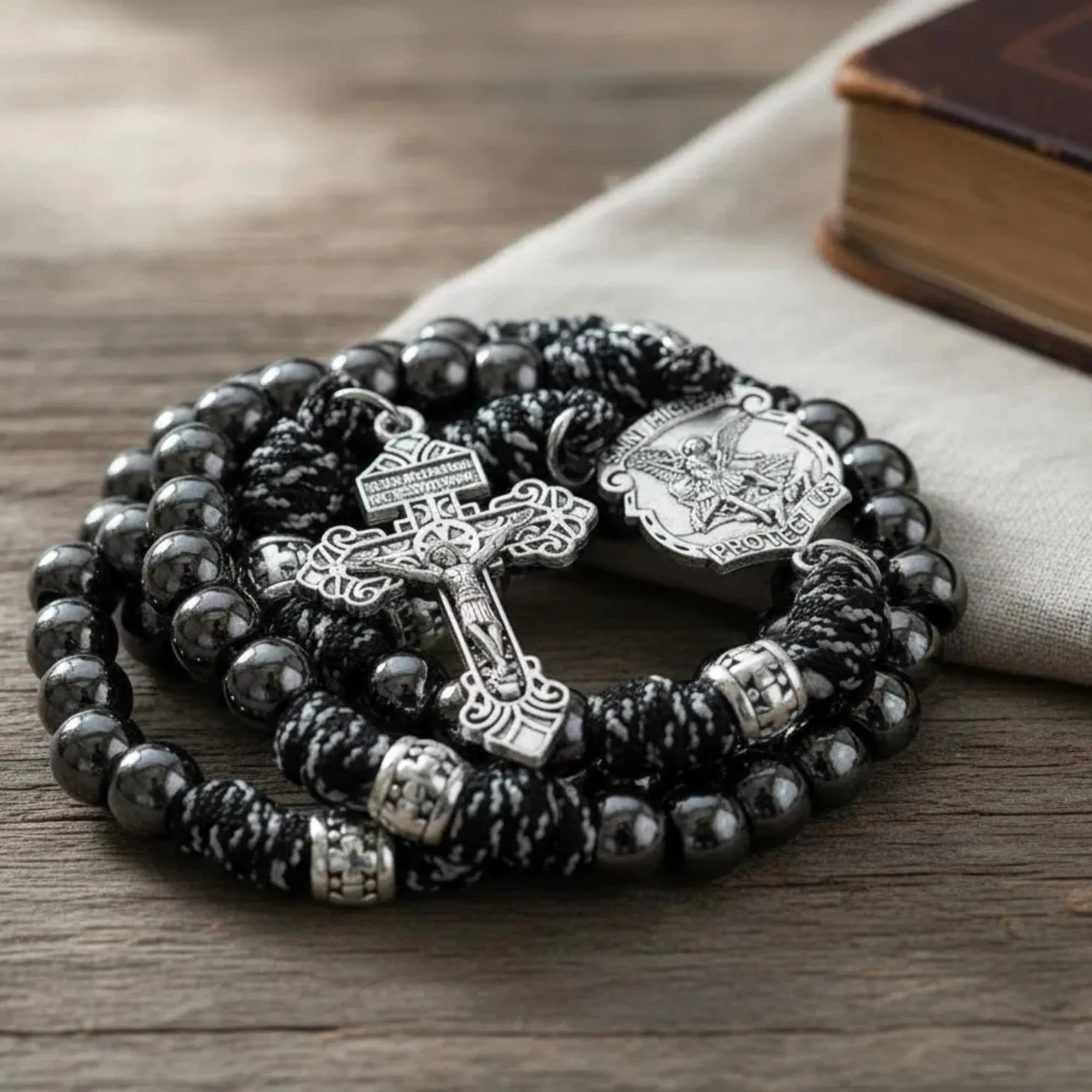 Nazareth Store Rosario in paracord, medaglietta di San Michele in metallo solido, perline da 10 mm, rosario cattolico con crocifisso di perdono, 22 Inches, Pietra, Nessuna pietra preziosa - immagine 4