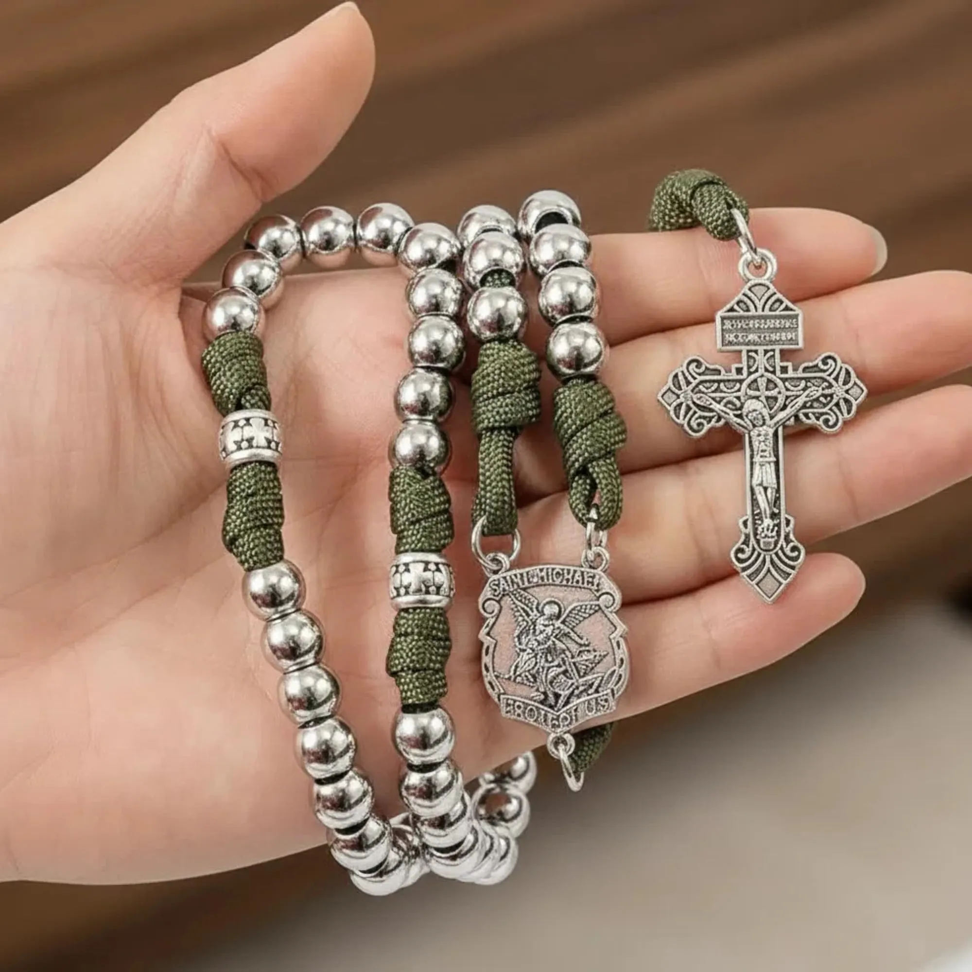 Nazareth Store Rosario in paracord di San Michele collana rosario robusta con cordoncino resistente e crocifisso cattolico del Perdono (Argento) - immagine 3