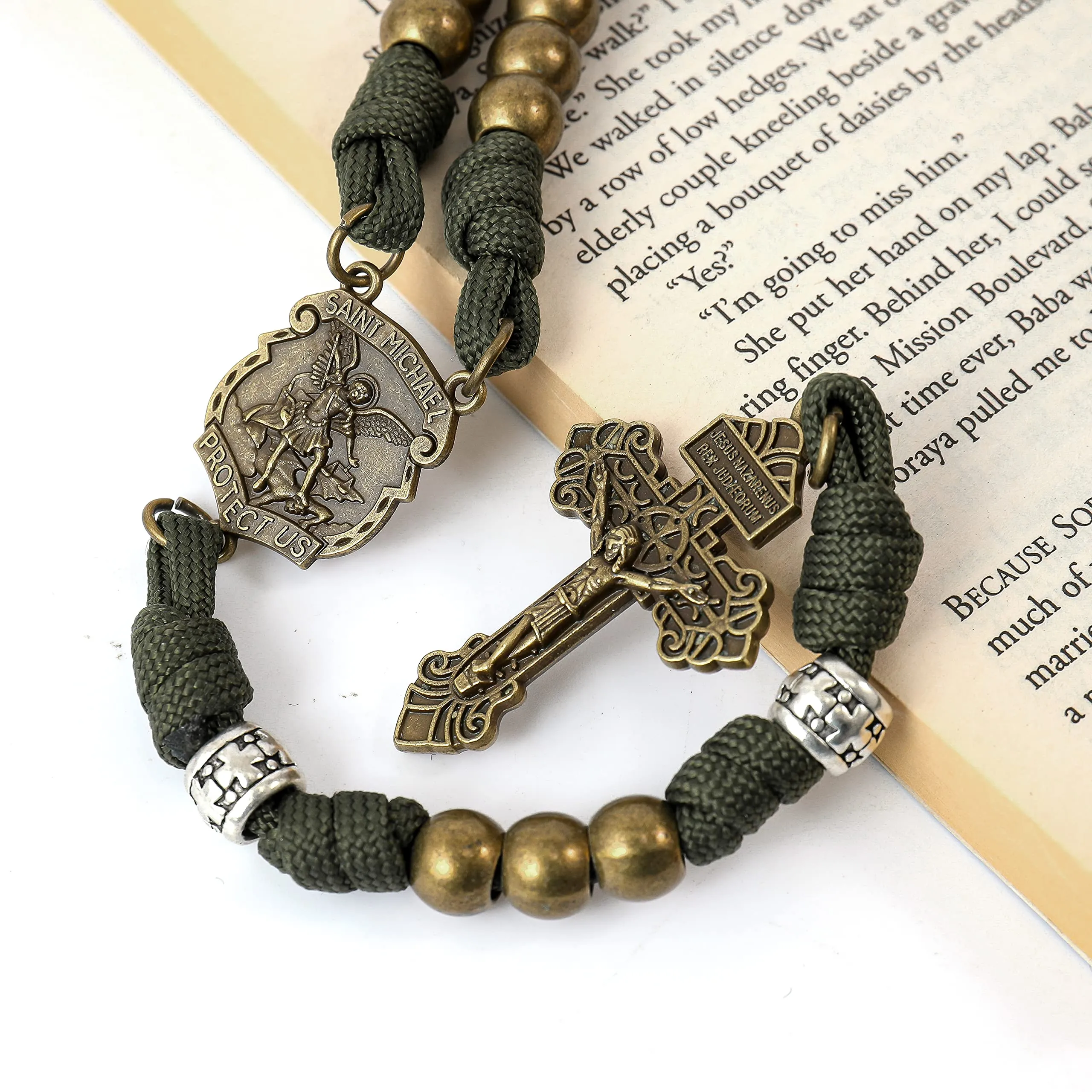 Nazareth Store - Collana con perline in paracord rosario, medaglia di San Michele, con perline robuste in metallo da 10mm, rosario cattolico del nostro padre con crocifisso perdono, 22", Pietra - immagine 2