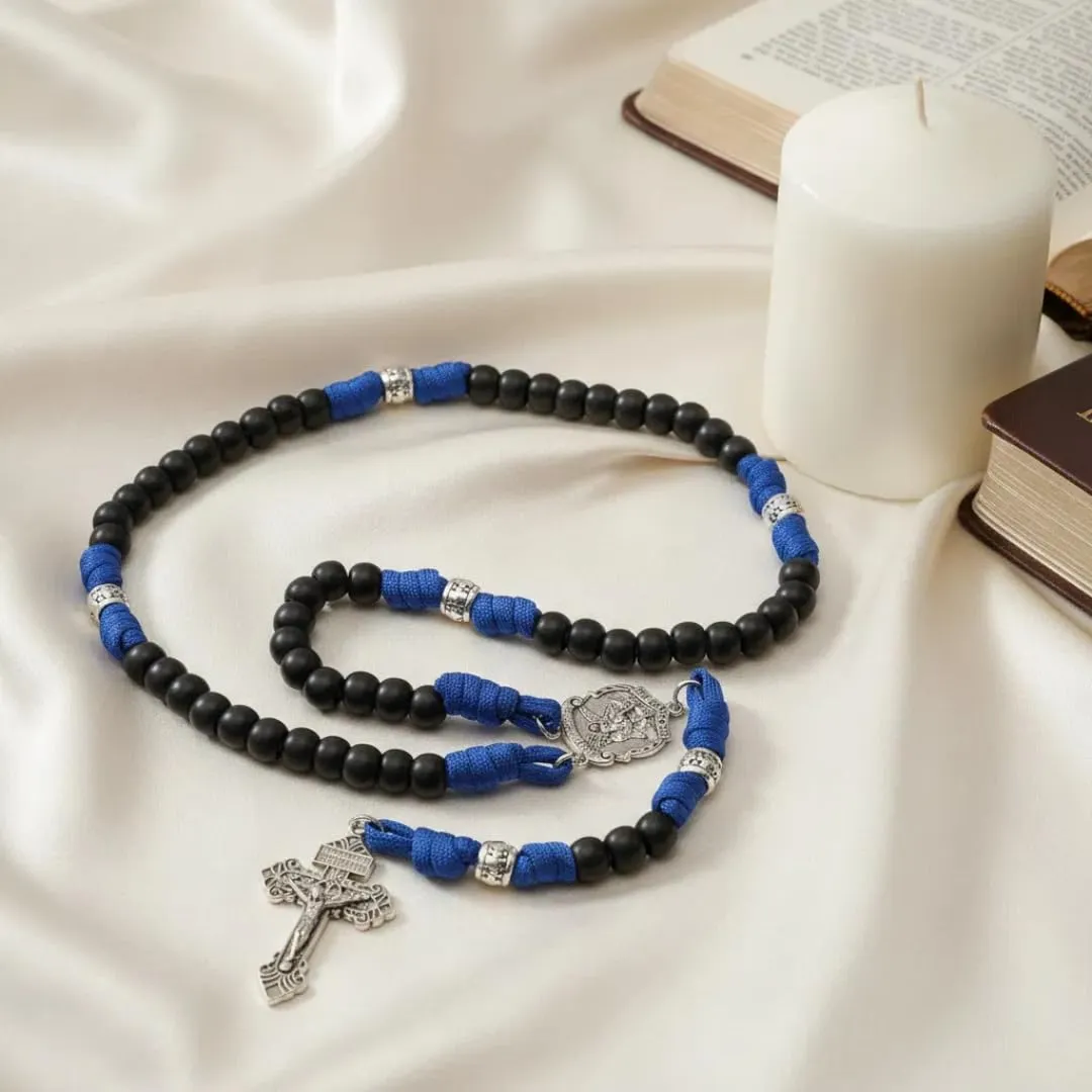 Nazareth Store Rosario in paracord di San Michele collana rosario robusta con cordoncino resistente e crocifisso cattolico del Perdono (Blu) - immagine 2
