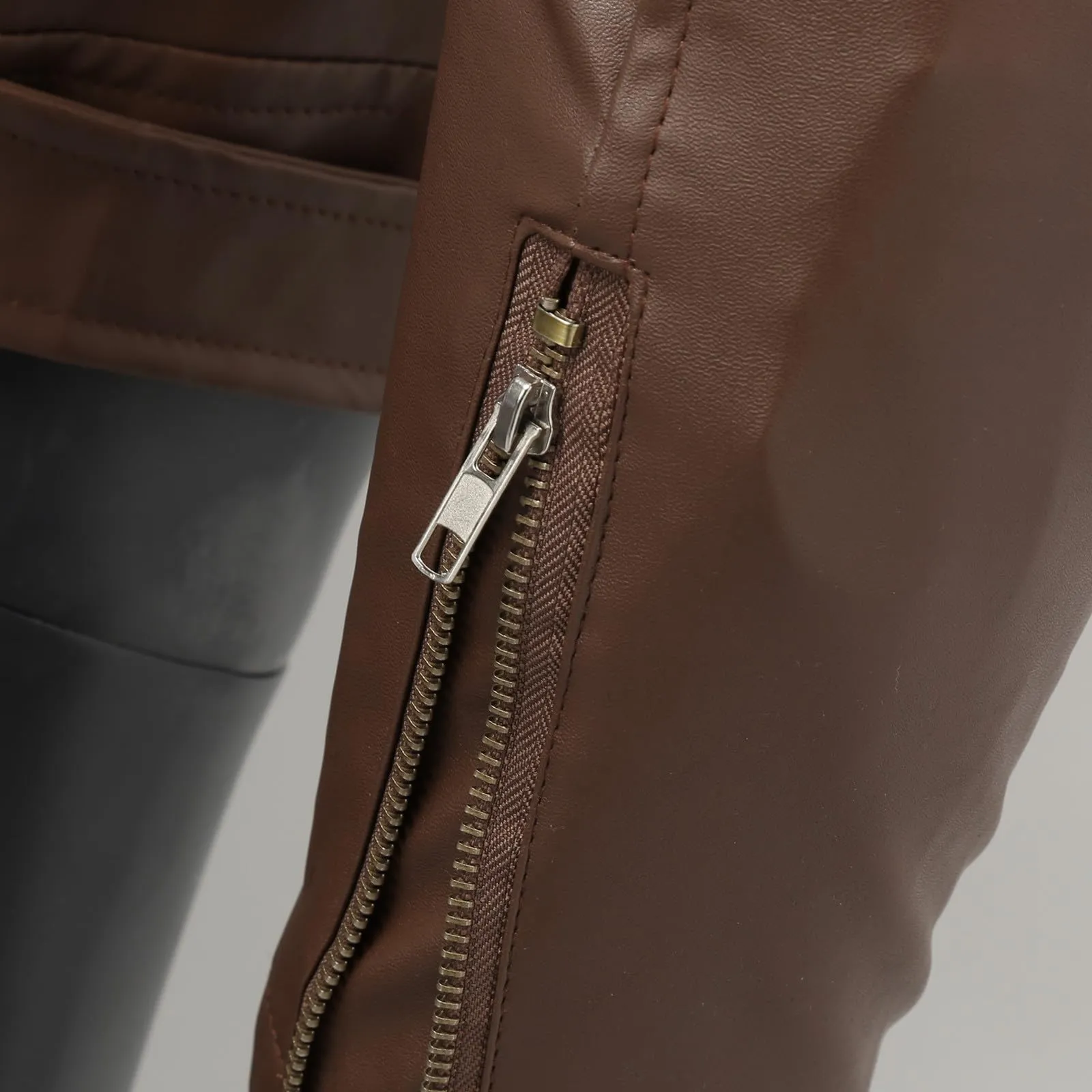 Giacca in Pelle Uomo, Pu Bomber Moto Slim Fit Colletto Casual con Cerniera Cappotto Antivento Giacca a Vento Soft Touch Classico Giacca di Pelle Giacca Leggera Faux Leather Jacket - immagine 7