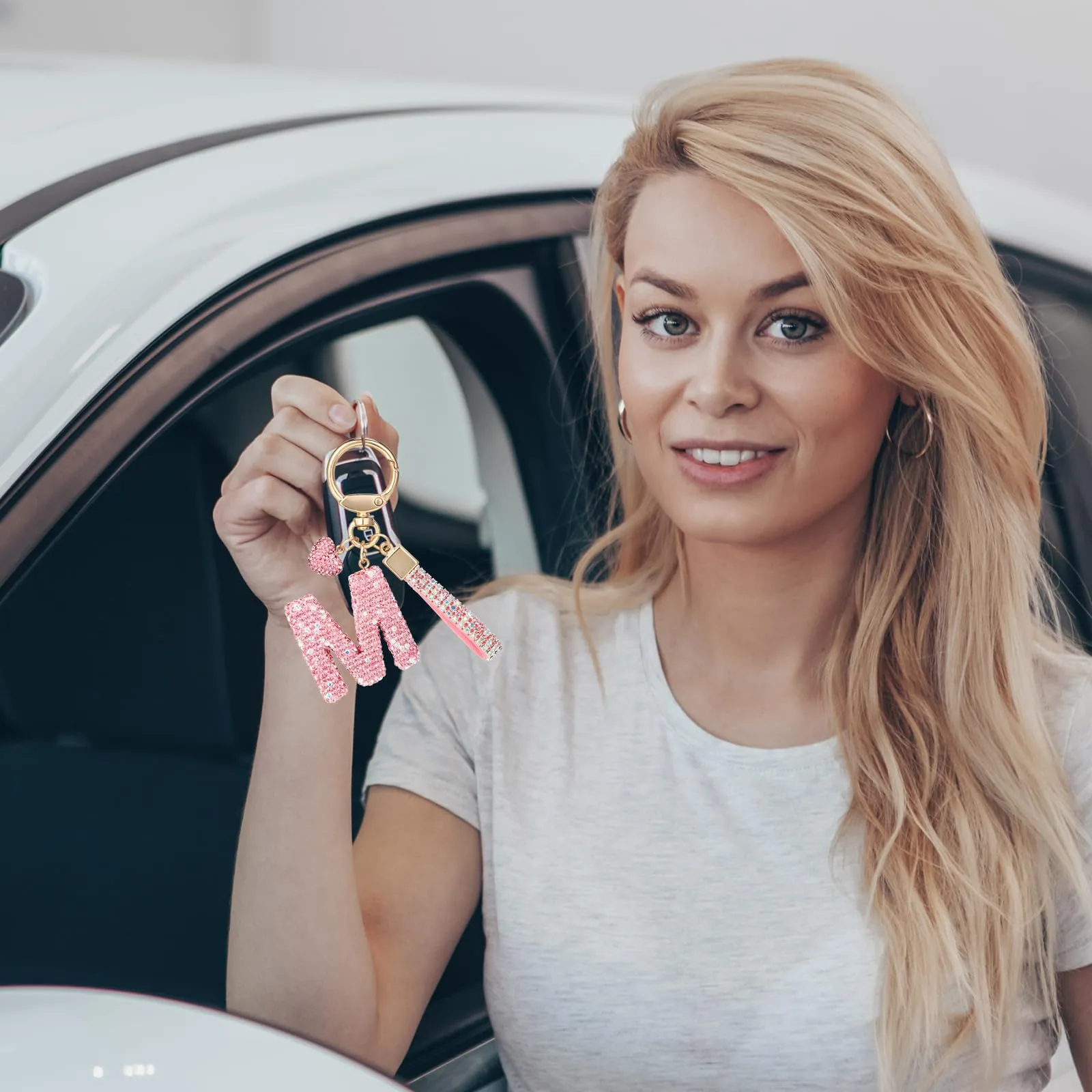 MWOOT Rosa Auto Portachiavi Regalo per Donne Ragazze Iniziale Lettera Portachiavi Carino Bling Ciondolo per Borsa Zaino Borsetta Ciondoli, M - immagine 5