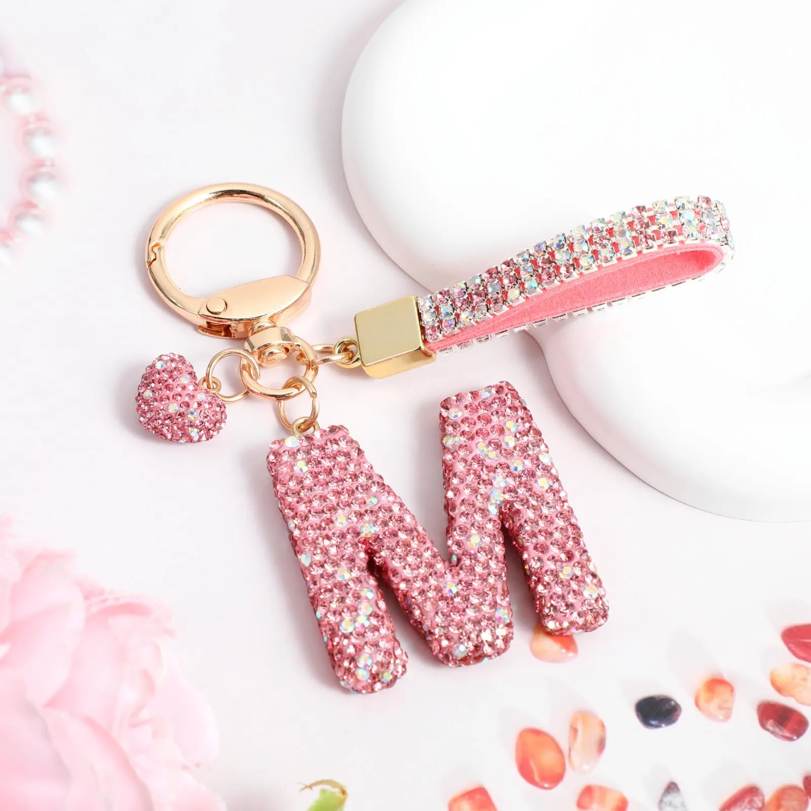 MWOOT Rosa Auto Portachiavi Regalo per Donne Ragazze Iniziale Lettera Portachiavi Carino Bling Ciondolo per Borsa Zaino Borsetta Ciondoli, M - immagine 6