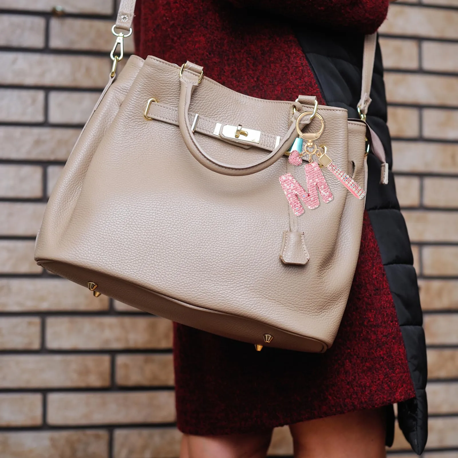 MWOOT Rosa Auto Portachiavi Regalo per Donne Ragazze Iniziale Lettera Portachiavi Carino Bling Ciondolo per Borsa Zaino Borsetta Ciondoli, M - immagine 8