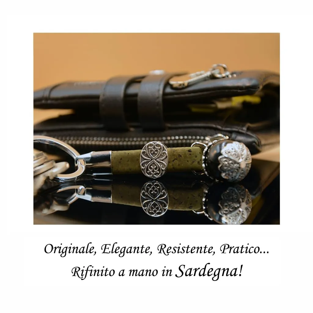 Tesori di Sardegna Portachiavi Portafortuna Sardo Su Coccu realizzato in Sughero Pietra Onice e Metallo Portachiavi Amuleto Unisex Originale idea regalo per Donna e Uomo (Marrone scuro 01) - immagine 2
