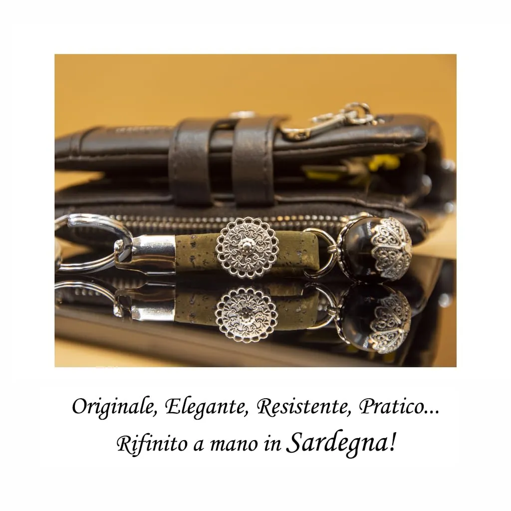 Tesori di Sardegna Portachiavi Portafortuna Sardo Su Coccu realizzato in Sughero Pietra Onice e Metallo Portachiavi Amuleto Unisex Originale idea regalo per Donna e Uomo (Marrone scuro 02) - immagine 2
