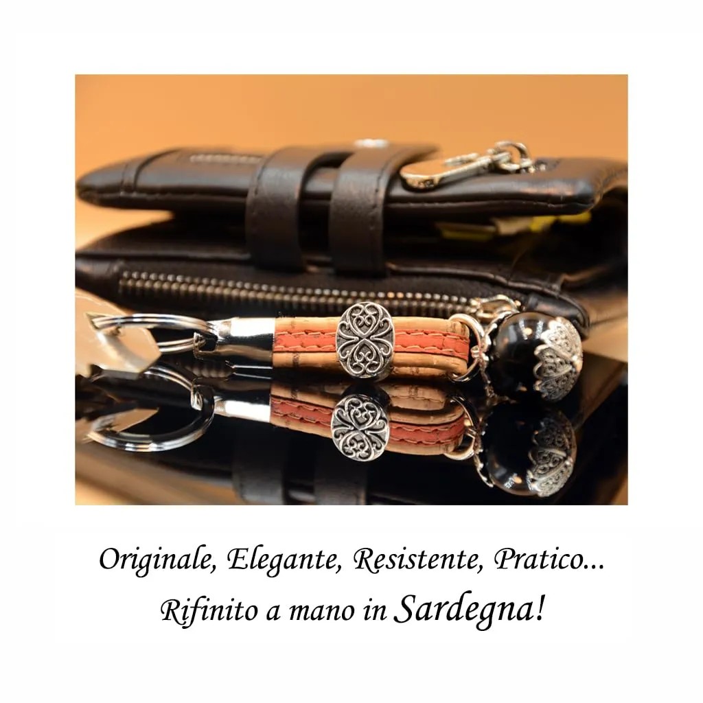 Tesori di Sardegna Portachiavi Portafortuna Sardo Su Coccu realizzato in Sughero Pietra Onice e Metallo Portachiavi Amuleto Unisex Originale idea regalo per Donna e Uomo (Marrone rosso 01) - immagine 2
