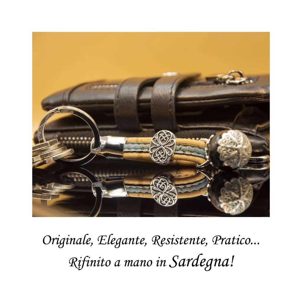 Tesori di Sardegna Portachiavi Portafortuna Sardo Su Coccu realizzato in Sughero Pietra Onice e Metallo Portachiavi Amuleto Unisex Originale idea regalo per Donna e Uomo (Marrone turchese 01) - immagine 2