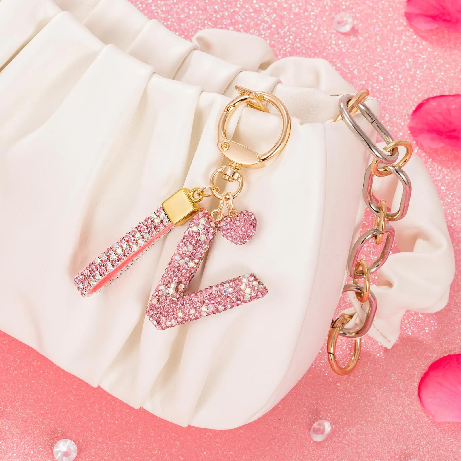 MWOOT Rosa Auto Portachiavi Regalo per Donne Ragazze Iniziale Lettera Portachiavi Carino Bling Ciondolo per Borsa Zaino Borsetta Ciondoli, V - immagine 4