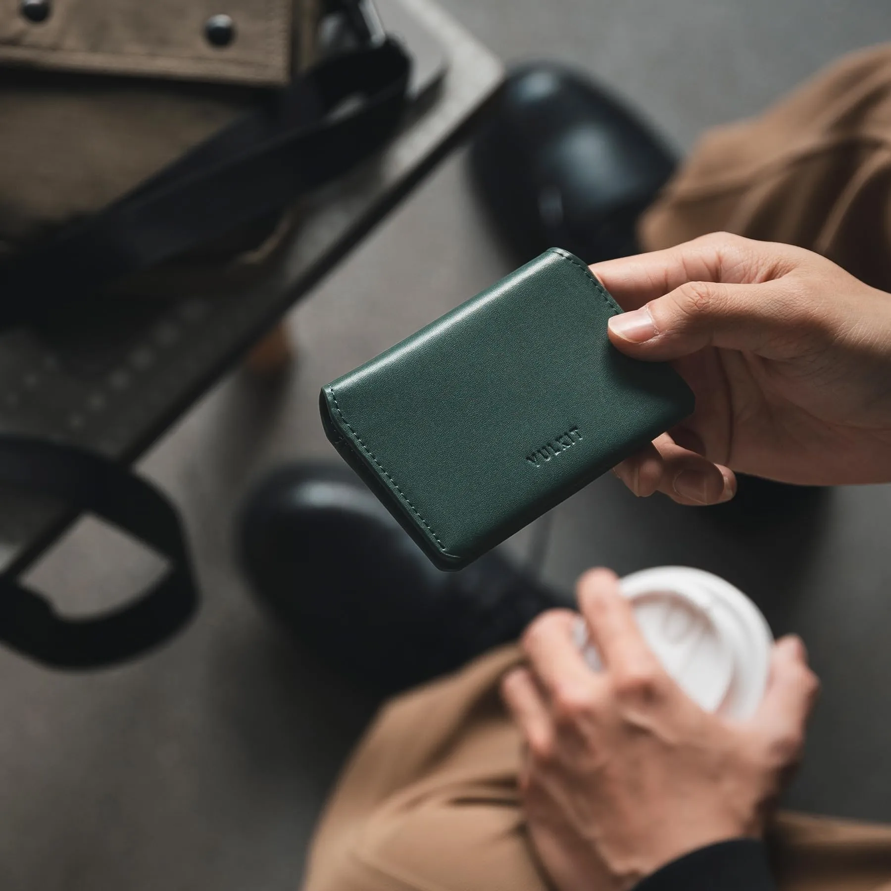 VULKIT Porta Carte di Credito Sottile e Minimalista in Pelle con Protezione RFID Tasca Frontale e Chiusura Magnetica - immagine 7