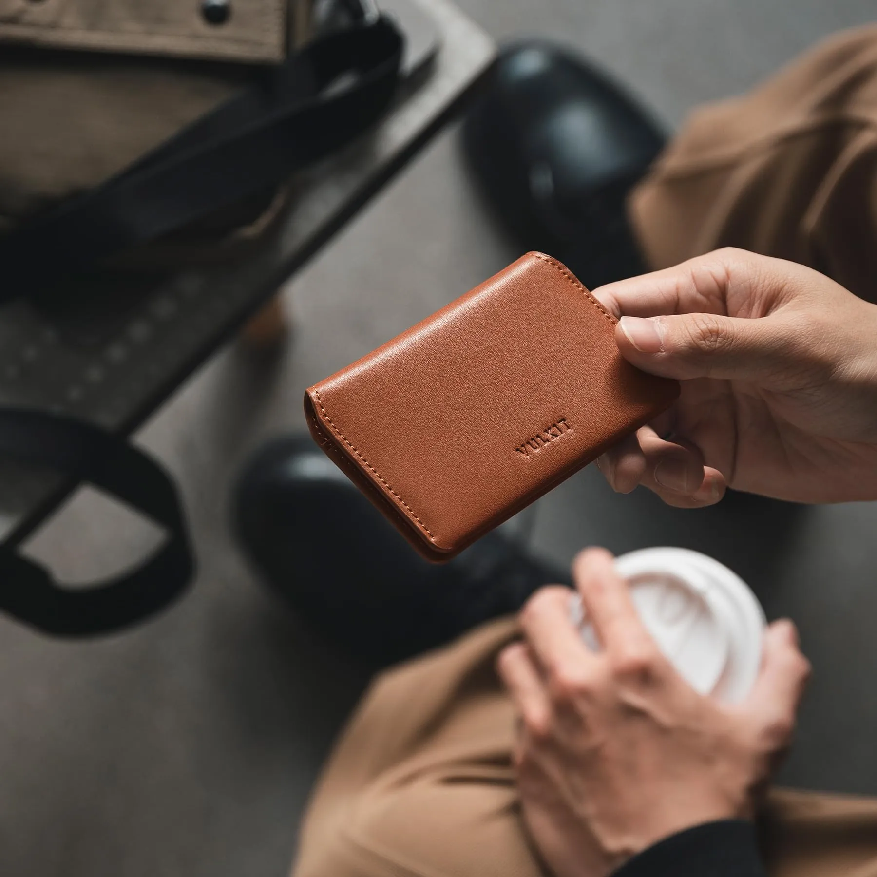 VULKIT Porta Carte di Credito Sottile e Minimalista in Pelle con Protezione RFID Tasca Frontale e Chiusura Magnetica - immagine 7