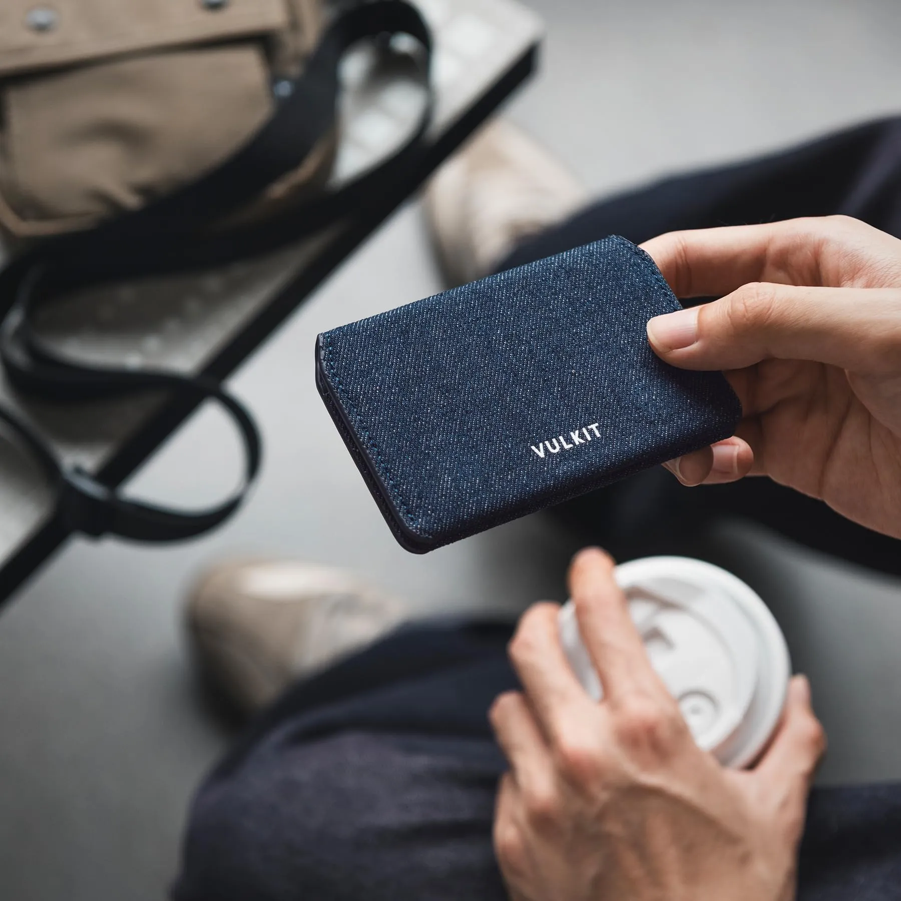 VULKIT Porta Carte di Credito Sottile e Minimalista in Pelle con Protezione RFID Tasca Frontale e Chiusura Magnetica - immagine 7