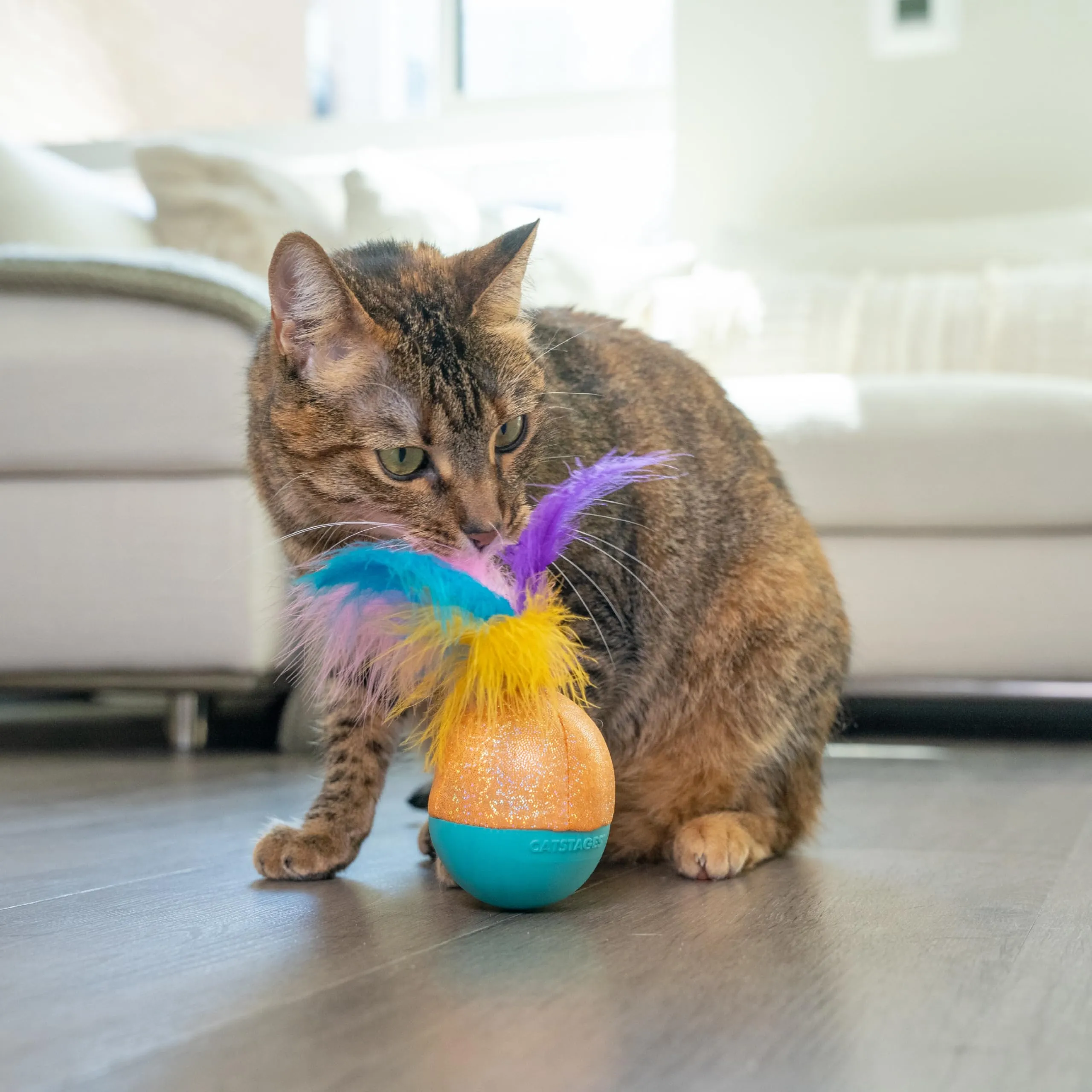 Catstages Whack N' Wobble Ball - Giocattolo per gatti, palla ponderata con piume, campana, tessuto glitterato e olio di erba gatta, turchese - immagine 7