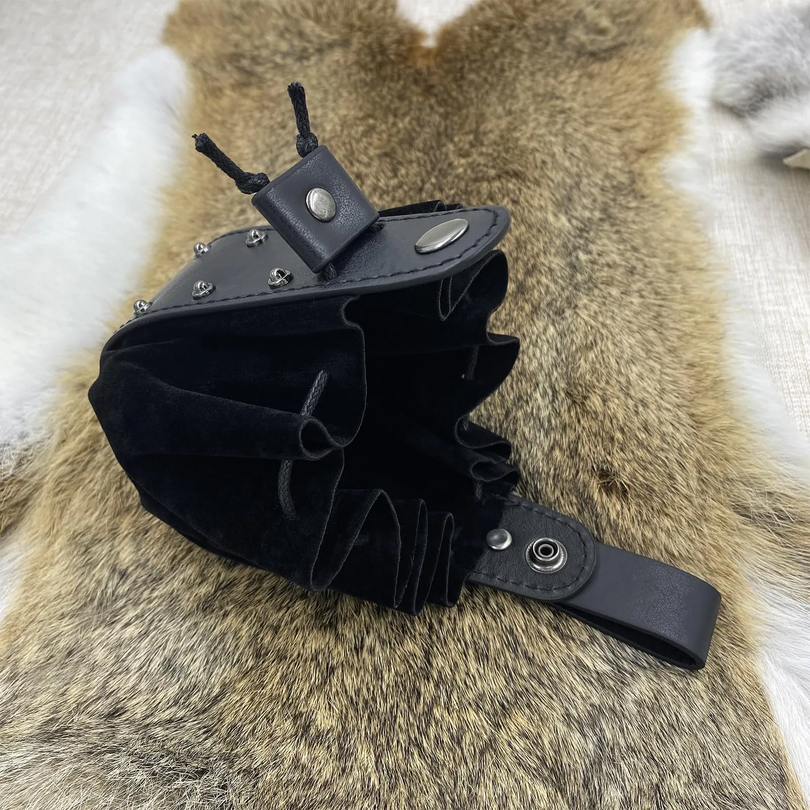 HiiFeuer Marsupio medievale d'epoca in pelle di Pu con coulisse, Portamonete portatile medievale, Rivetti Cintura Borsa Dadi Per LARP Ren Faire (Nero B) - immagine 5