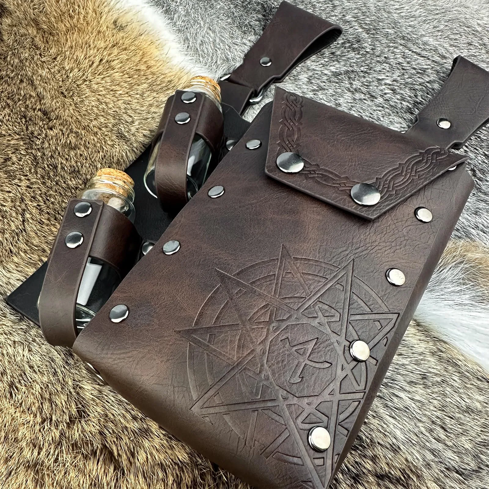 HiiFeuer Borsa da cintura medievale per alchimia in cuoio sintetico con 4 fiale di pozione in sughero, Marsupio fantasia per Halloween (Marrone B) - immagine 4
