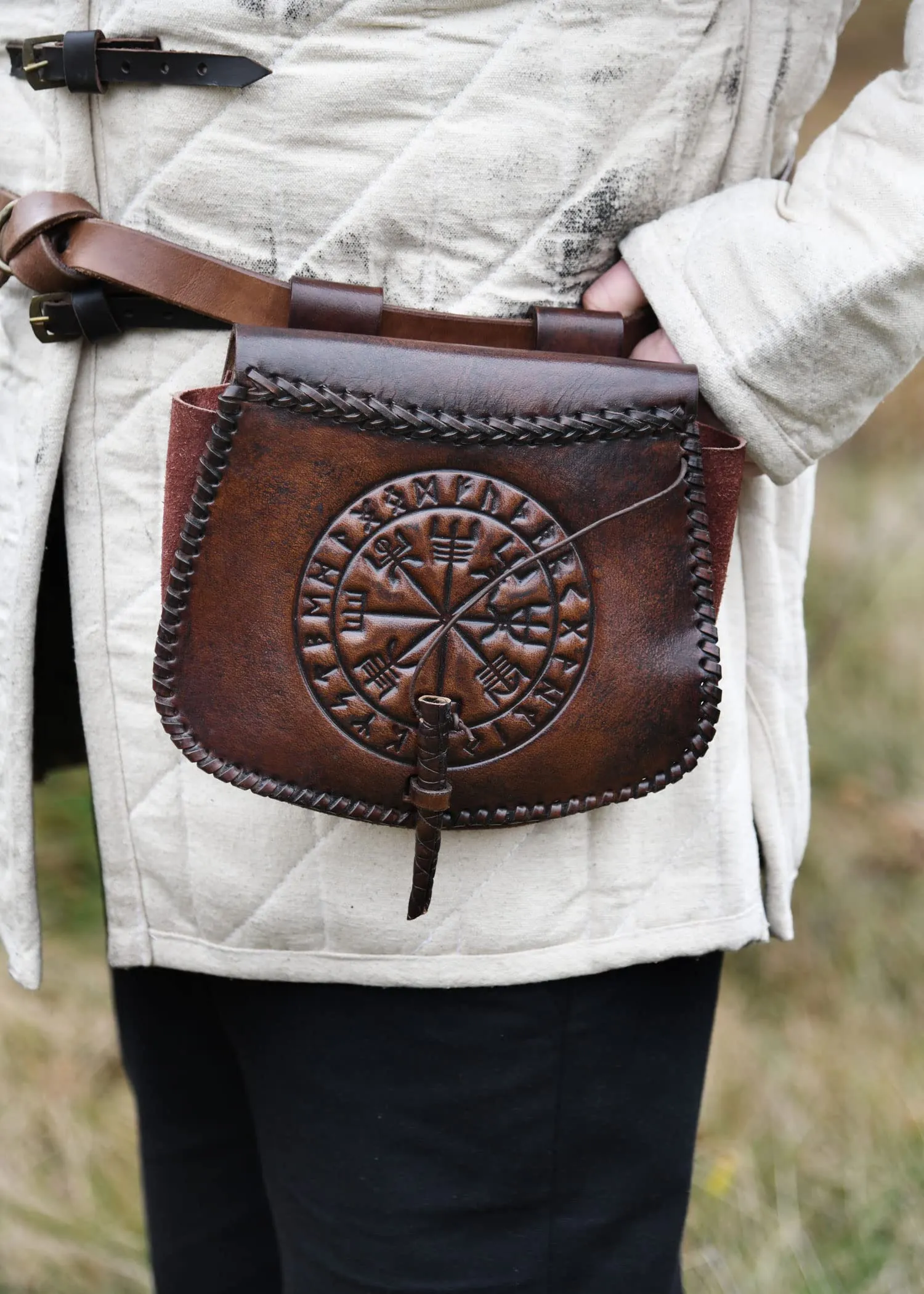 Battle-Merchant | Marsupio medievale con goffratura Vegvísir in pelle | Marsupio per uomo e donna in marrone | Borsa in pelle di rievocazione vichinga per cintura - immagine 2