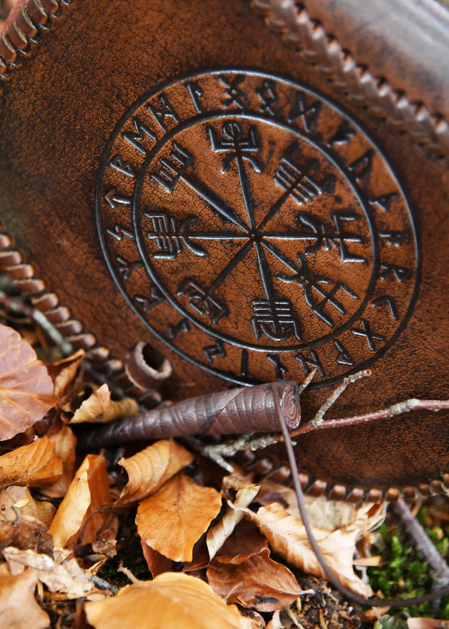 Battle-Merchant | Marsupio medievale con goffratura Vegvísir in pelle | Marsupio per uomo e donna in marrone | Borsa in pelle di rievocazione vichinga per cintura - immagine 5