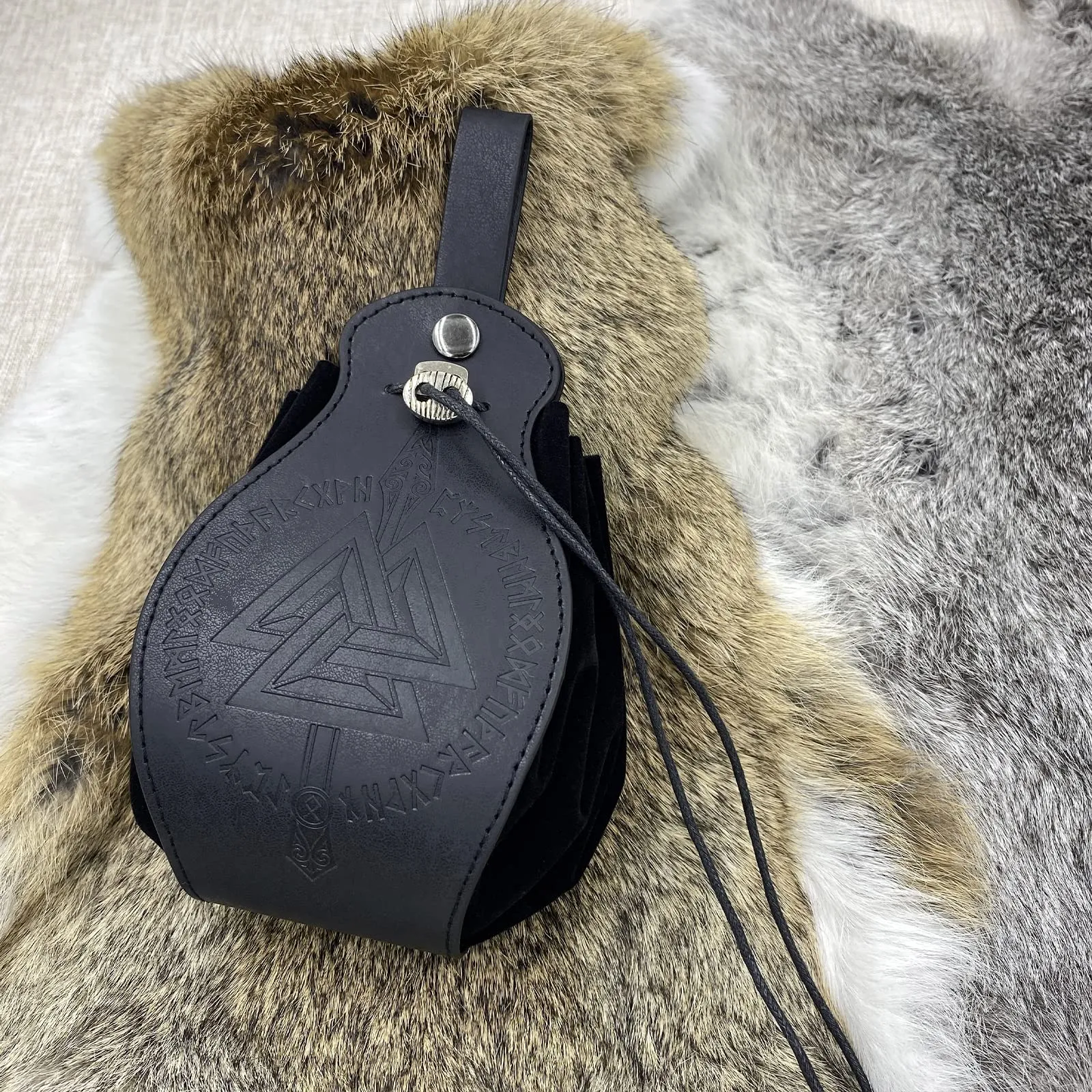 HiiFeuer Custodia in ecopelle medievale, borsa portatile con coulisse,Borsa da cintura vintage per dadi per LARP Ren Faire (Gungnir Nero) - immagine 3