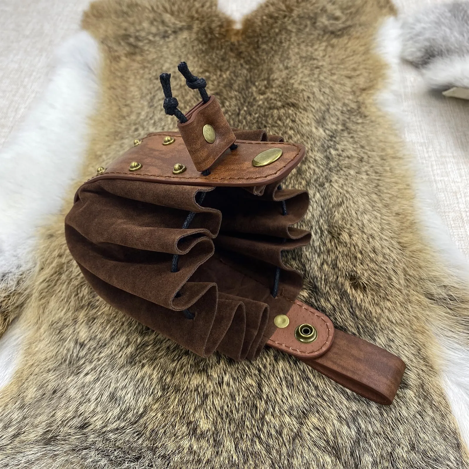 HiiFeuer Marsupio medievale d'epoca in pelle di Pu con coulisse, Portamonete portatile medievale, Rivetti Cintura Borsa Dadi Per LARP Ren Faire (Marrone B) - immagine 5
