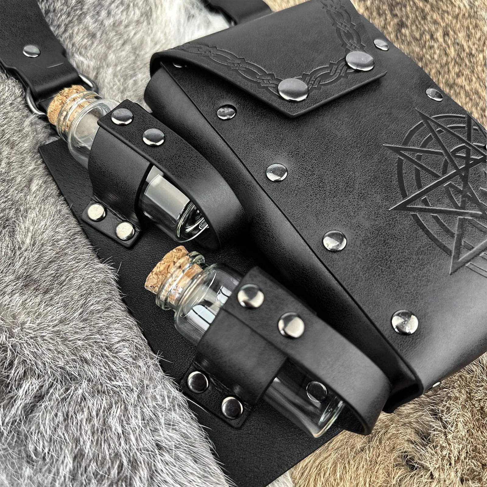 HiiFeuer Borsa da cintura medievale per alchimia in cuoio sintetico con 4 fiale di pozione in sughero, Marsupio fantasia per Halloween (Nero B) - immagine 4