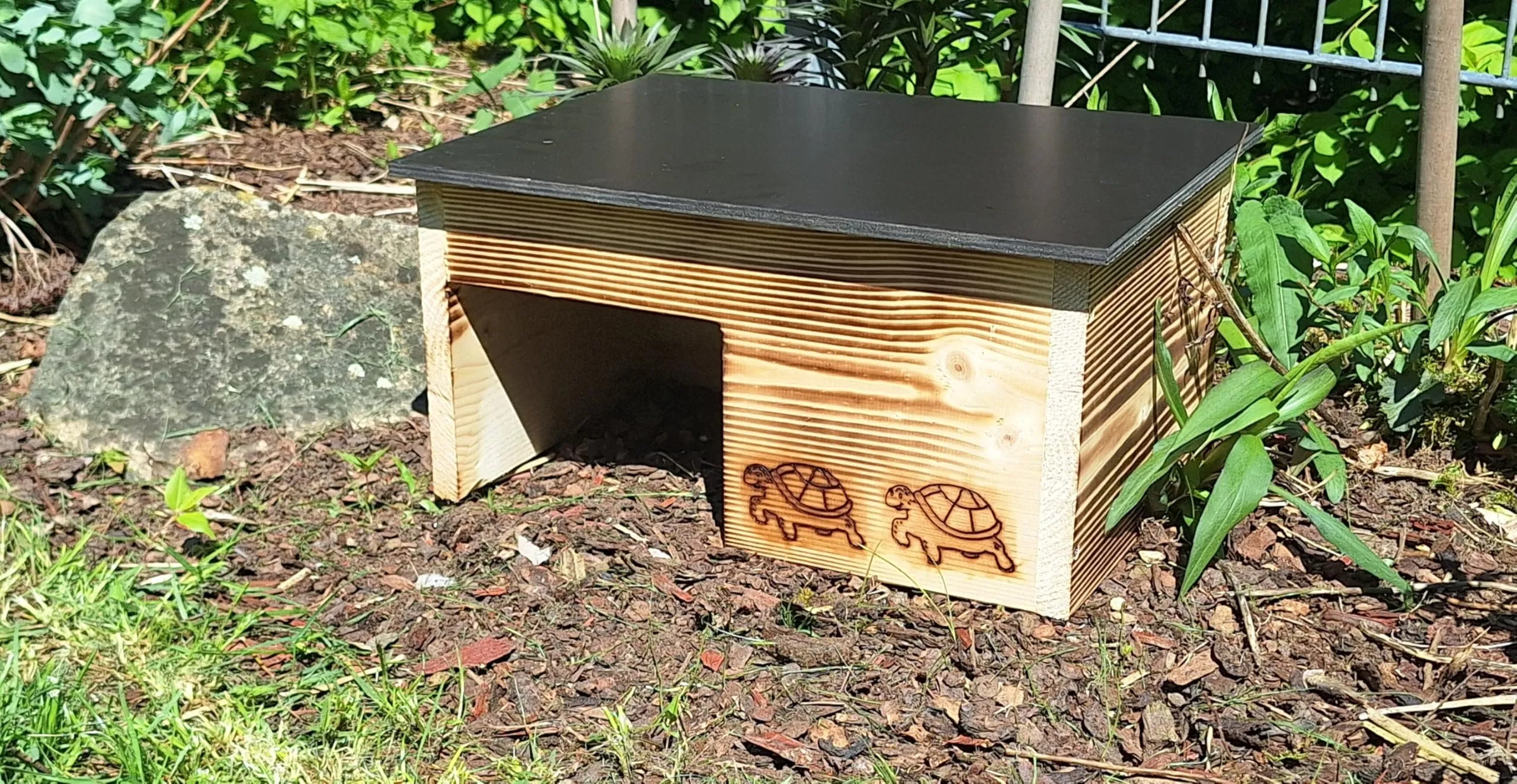 Casetta per tartarughe di alta qualità (SH7) bruciata in legno massiccio spesso 20 mm, resistente alle intemperie, recinzione per tartarughe - immagine 7