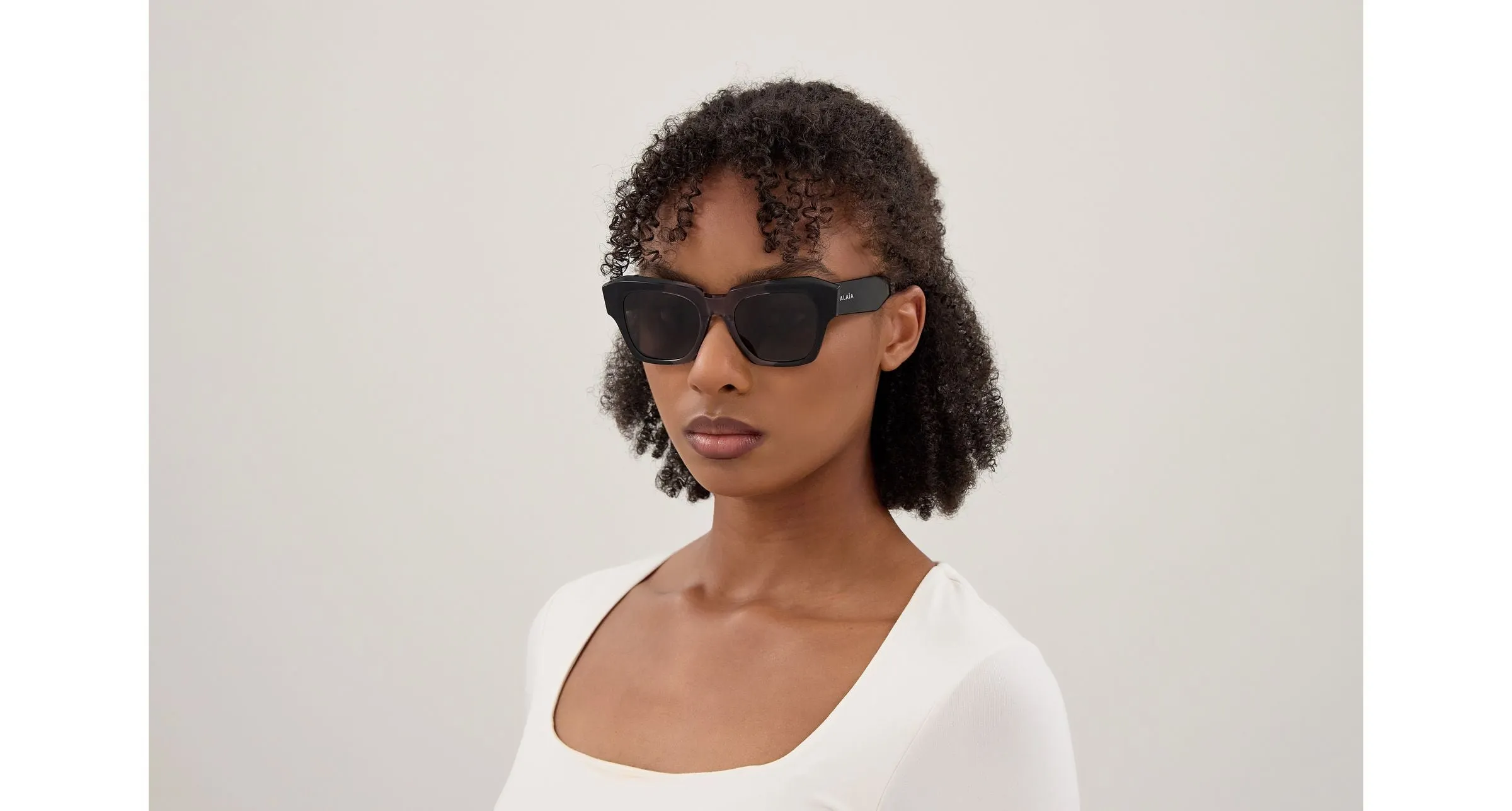 AZZEDINE ALAÏA AA0103S 001 Occhiali da sole Acetato Nero Grigio Geometrica - immagine 4