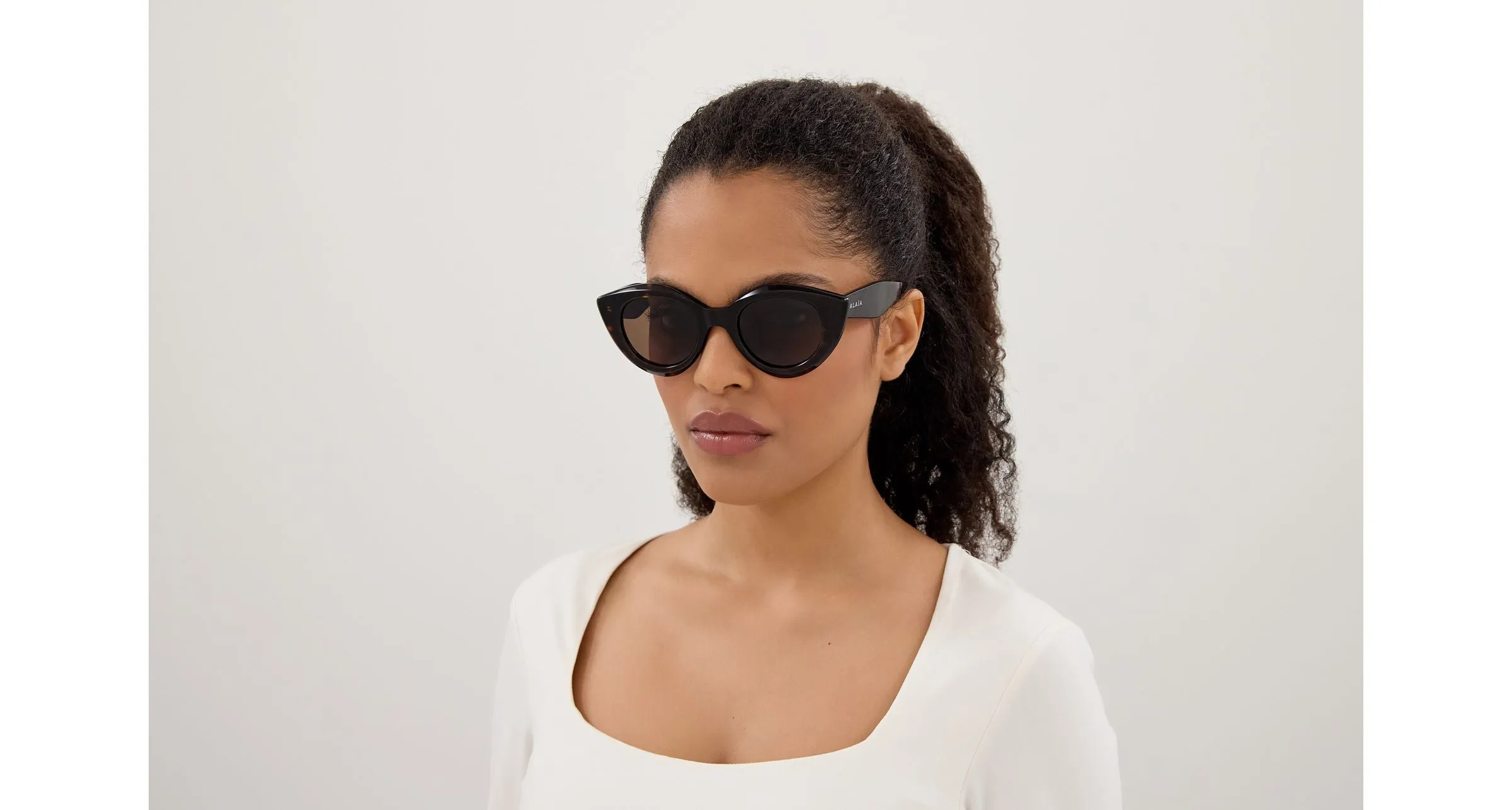 AZZEDINE ALAÏA AA0091S 002 Occhiali da sole Acetato Havana Marrone Rotonda - immagine 4