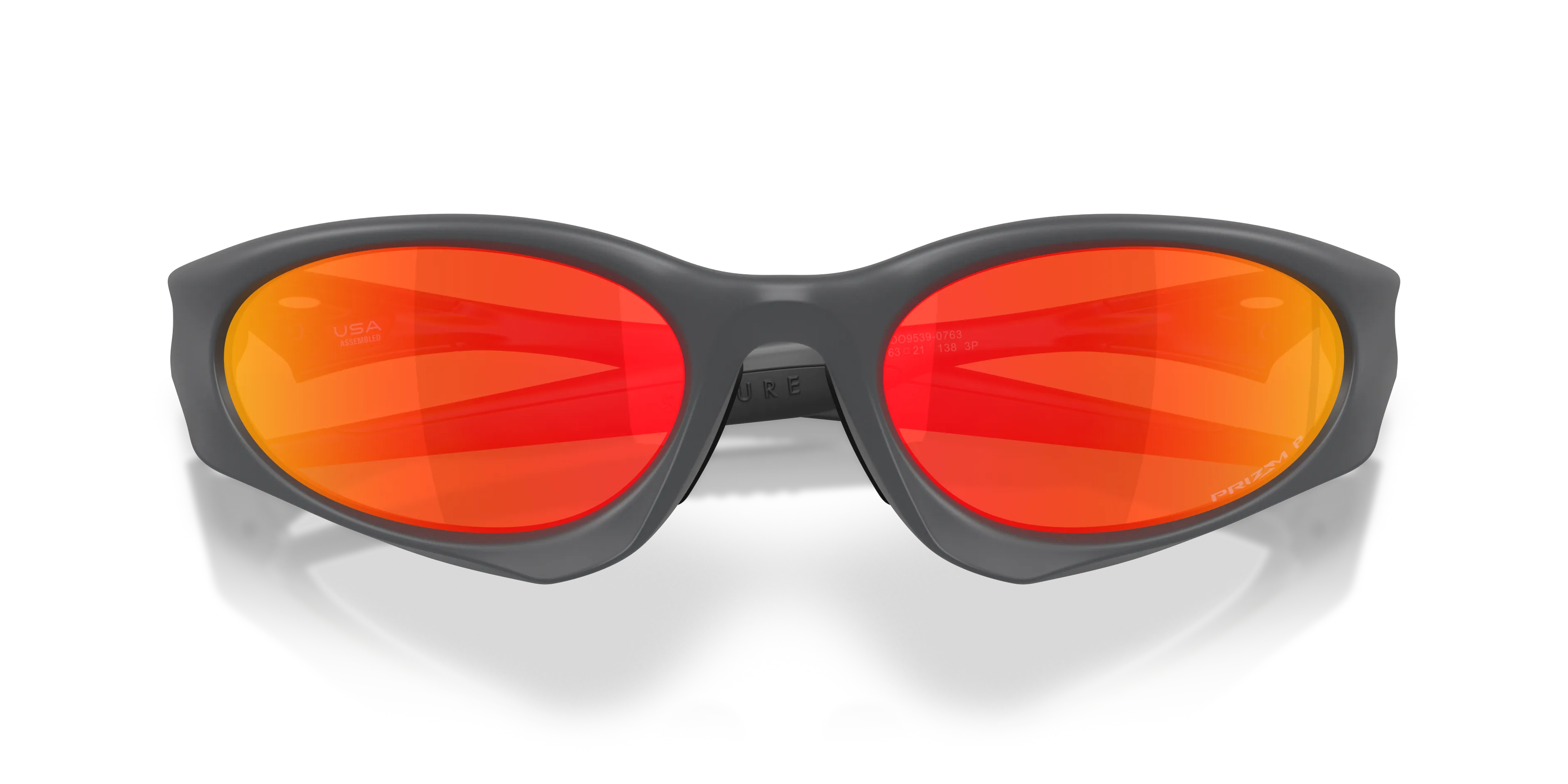 Oakley OO9539 SUTURE COAT 953907 Occhiali da sole O_Matter Grigio Rosso Rotonda Polarizzata - immagine 2