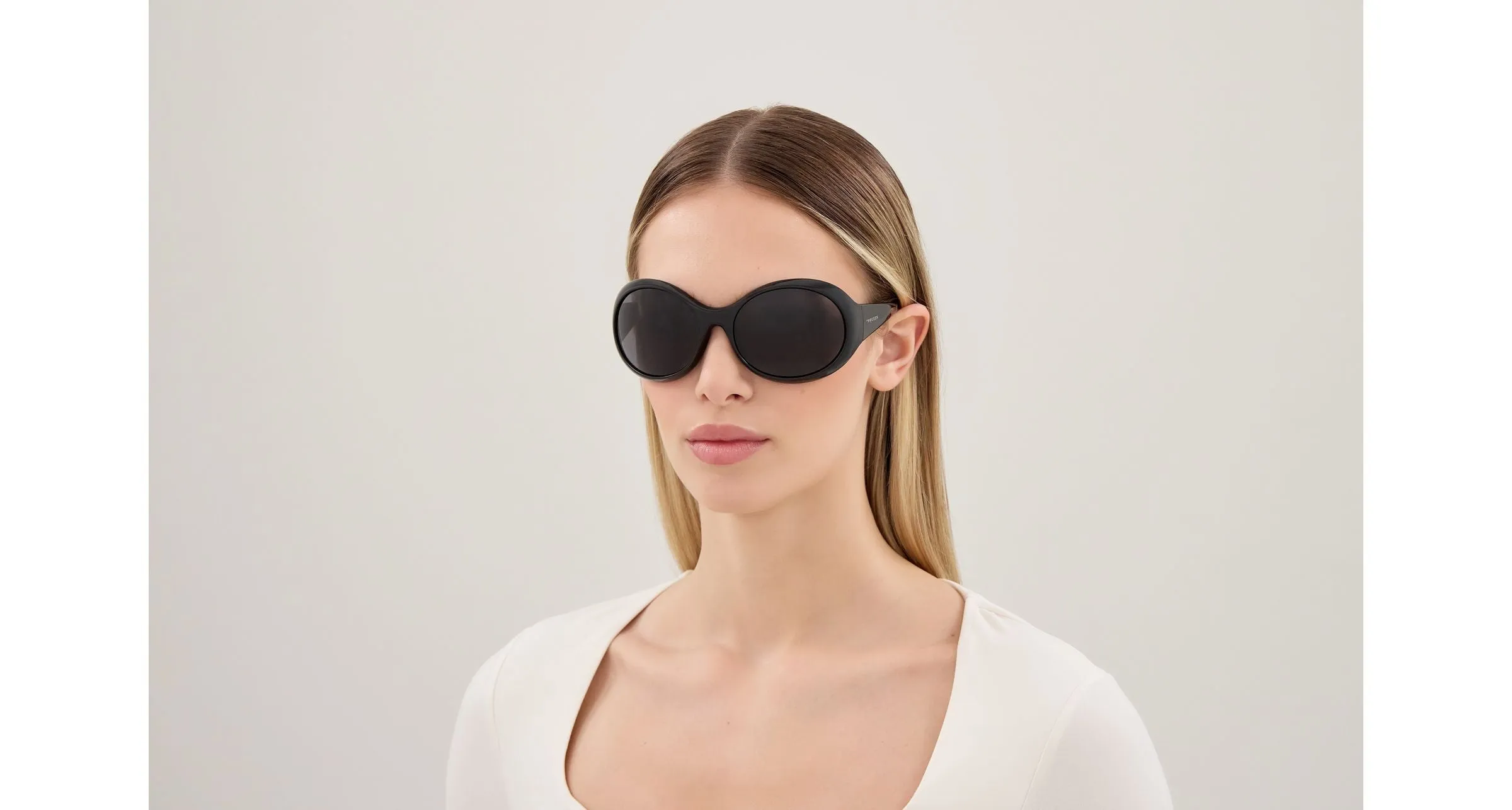 Alexander McQueen AM0592S 001 Occhiali da sole Bio-iniettato Nero Grigio Rotonda - immagine 3