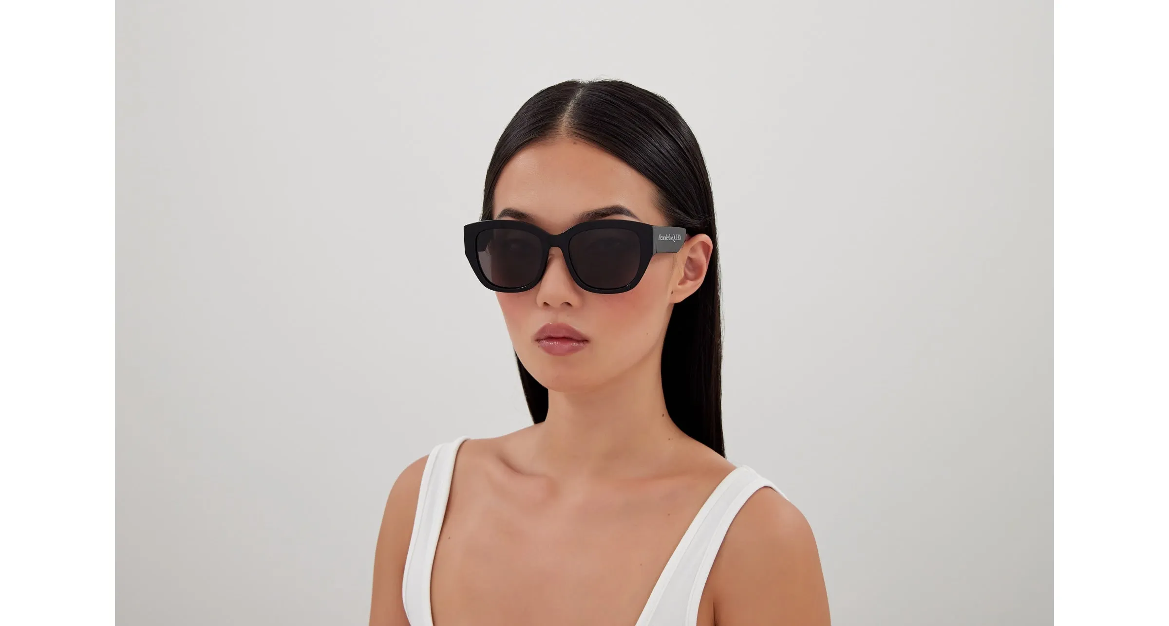 Alexander McQueen AM0451SA 001 Occhiali da sole Acetato Nero Grigio Farfalla - immagine 4