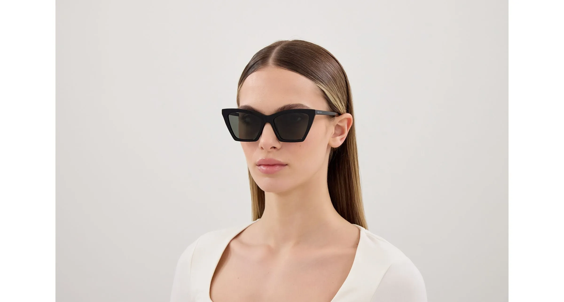 Alexander McQueen AM0536S 001 Occhiali da sole Acetato Nero Grigio Cat Eye - immagine 4