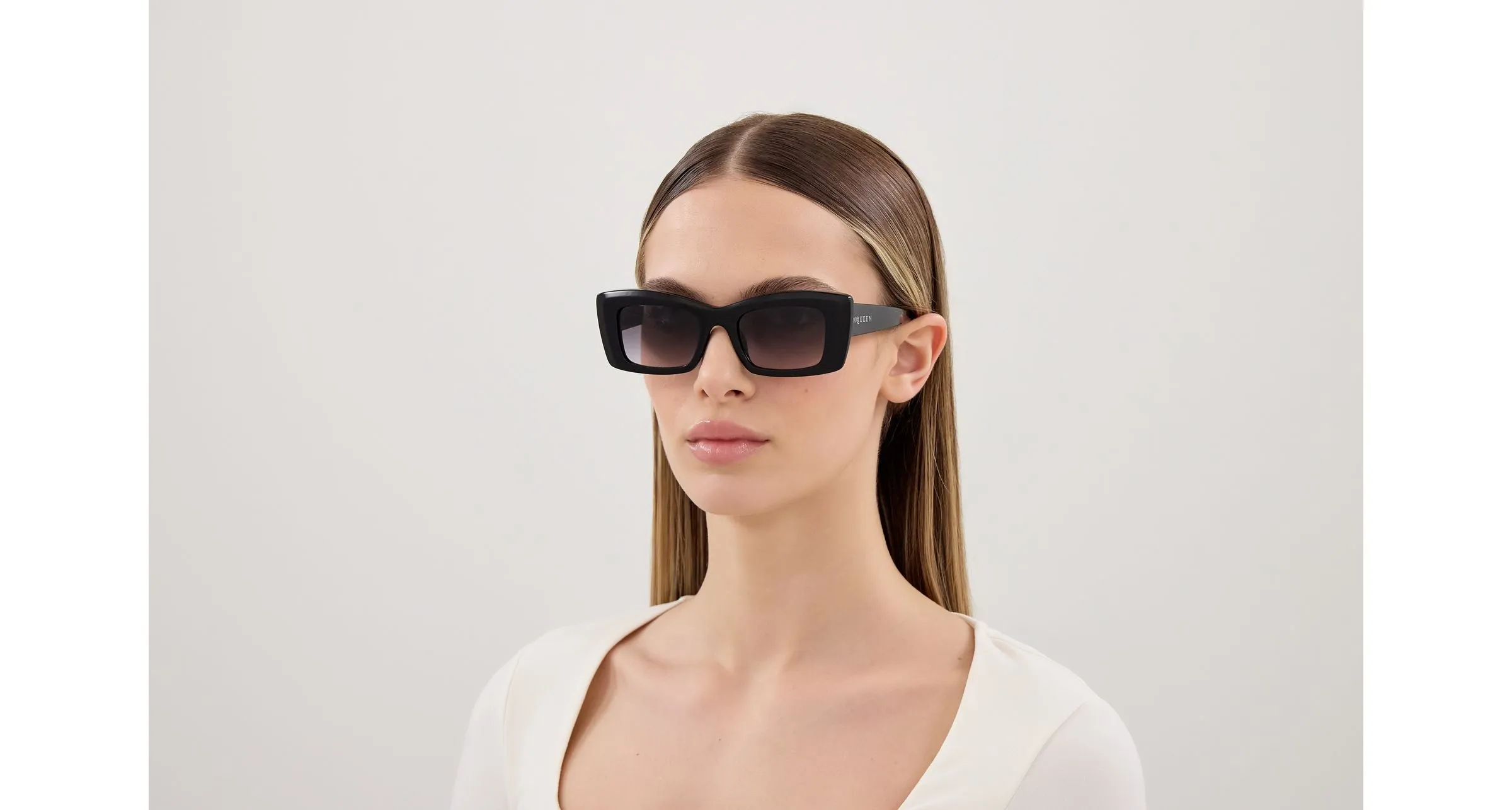 Alexander McQueen AM0526S 001 Occhiali da sole Acetato Nero Grigio Squadrata - immagine 4