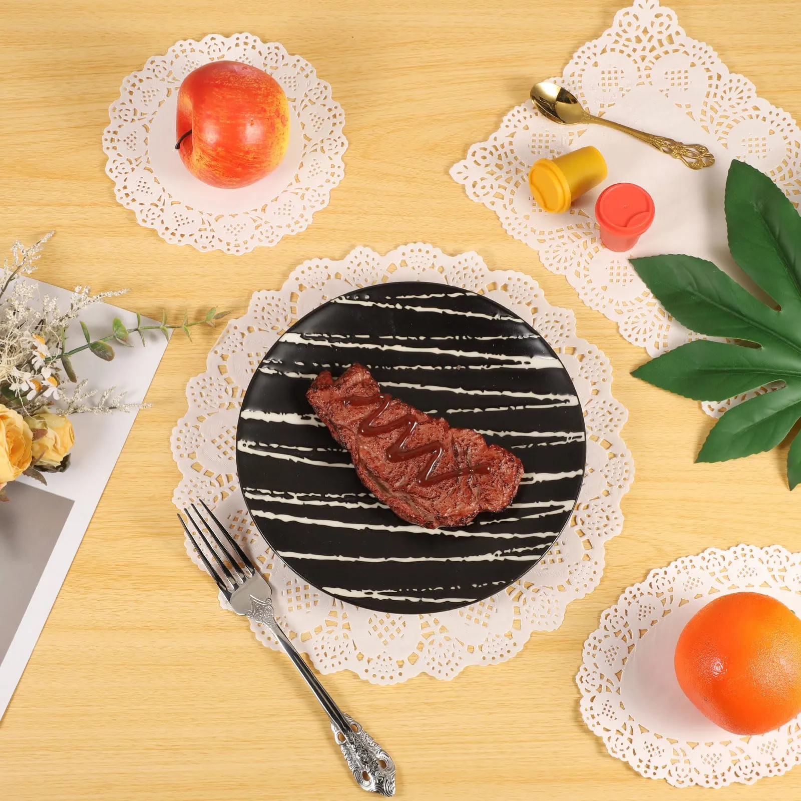 QUARKZMAN 100pcs Pizzi di Carta 9.8 x 11.8 Pollici Bianchi Rettangolari Sottopentola Decorativi Usa e Getta Carta Fiori Traforati Assorbente per Torte Dolci Decorazione Alimenti - immagine 5