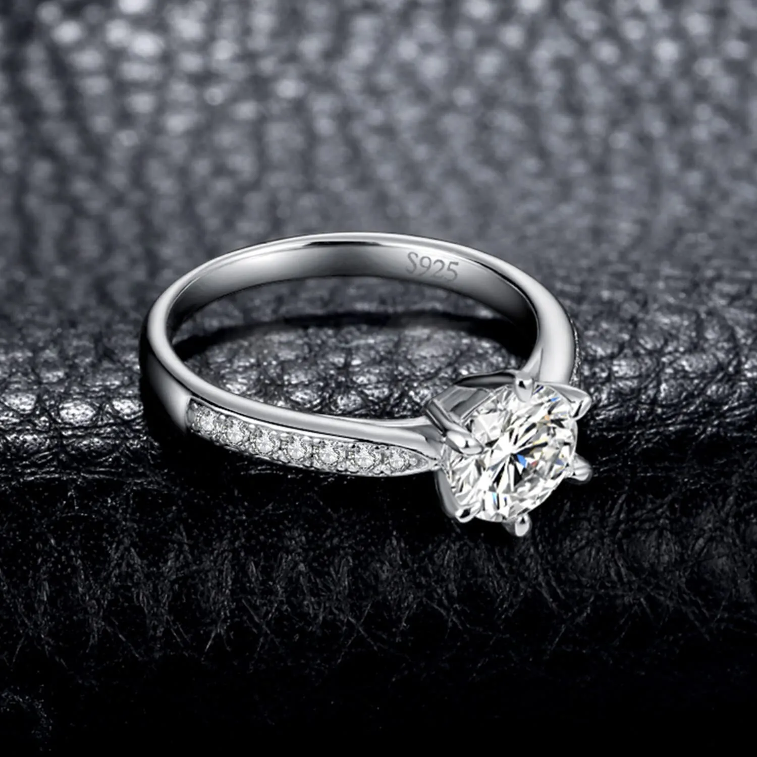 JewelryPalace 1.5ct Classico Anello Solitario Donna Argento 925 con Creato Moissanite, Diamante Simulato Anelli con Pietre Laterali, Semplice Fedine Fidanzamento in Argento Set Gioielli Donna 21 - immagine 5